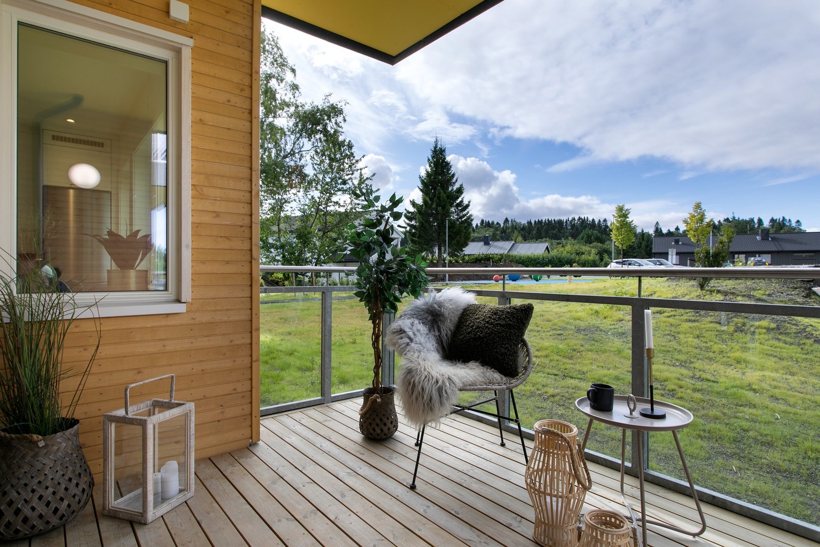 Sørvendt balkong vendt inn mot rolig fellesområde. NB: bildene er av tilsvarende leilighet i prosjektet som er identisk. Galleribilde