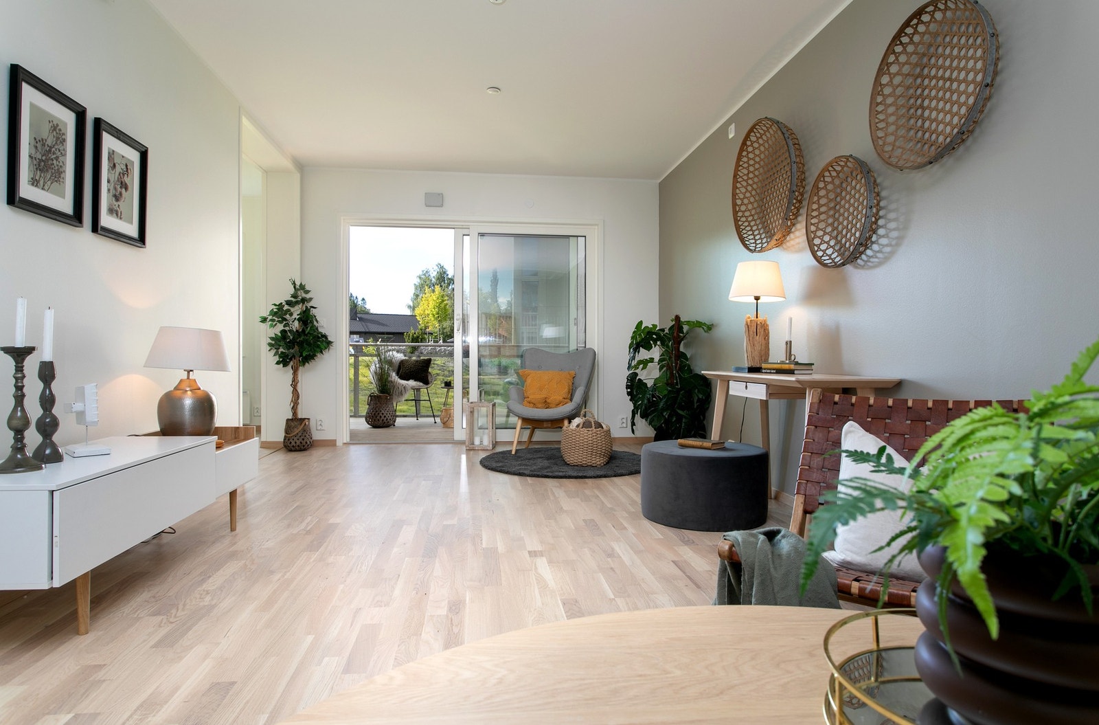 Lys og fin stue med masse lysinnslipp. Her er det rikelig med takhøyde. NB: bildene er av tilsvarende leilighet i prosjektet som er identisk. Galleribilde