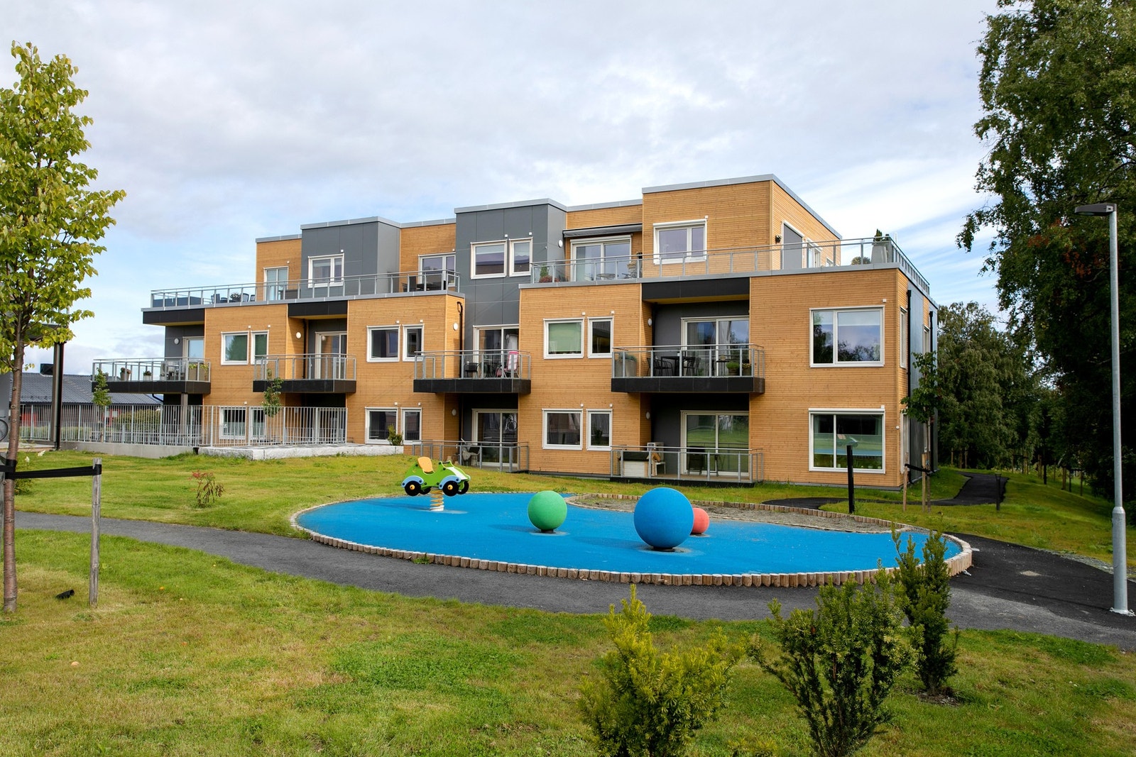 Leiligheten ligger på Sjetnetoppen - et nytt sameie bygd i 2018, med sentral beliggenhet nært City Syd, dagligvare og kollektivtransport. Galleribilde