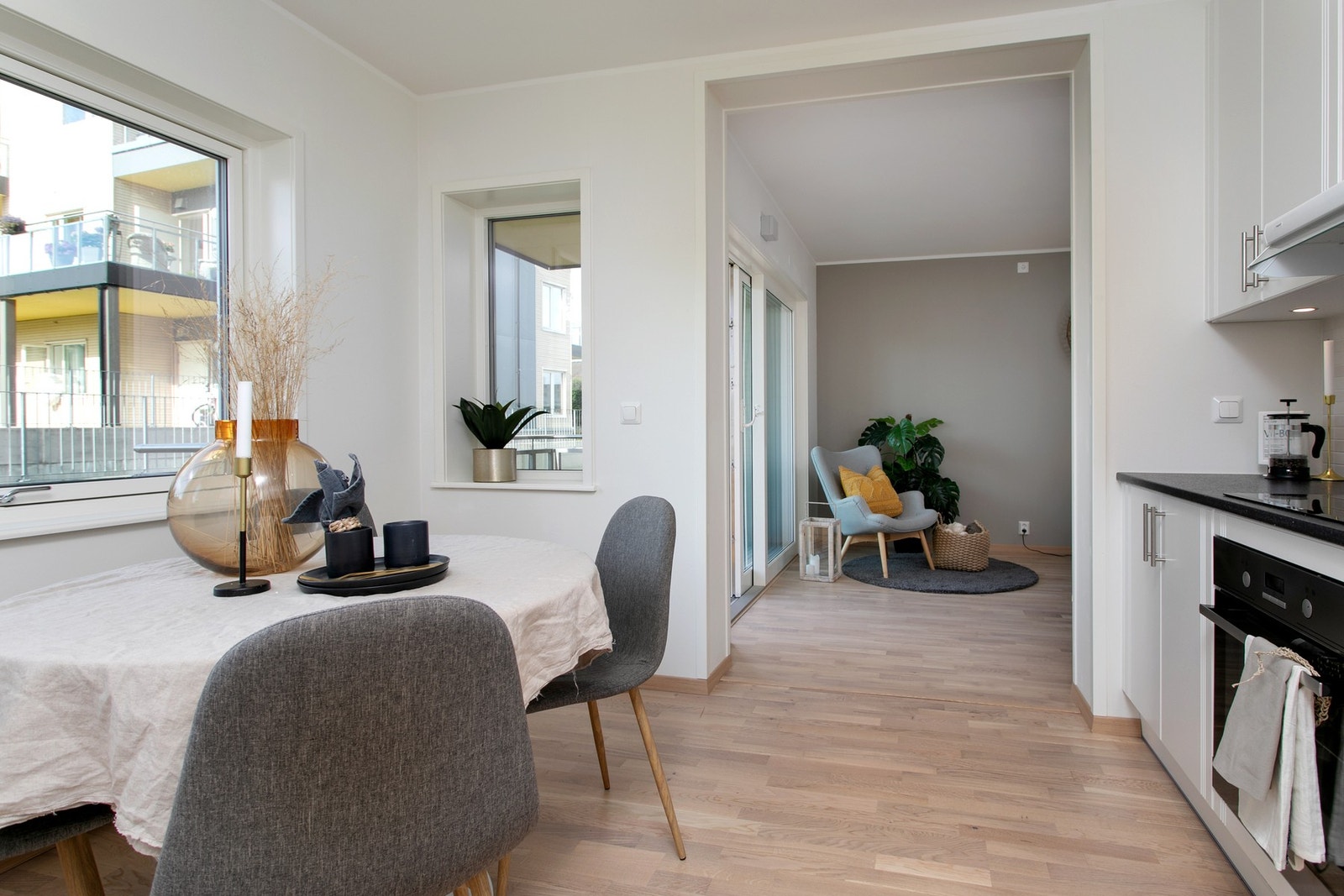 Det er også plass til spisebord på kjøkkenet. NB: bildene er av tilsvarende leilighet i prosjektet som er identisk. Galleribilde