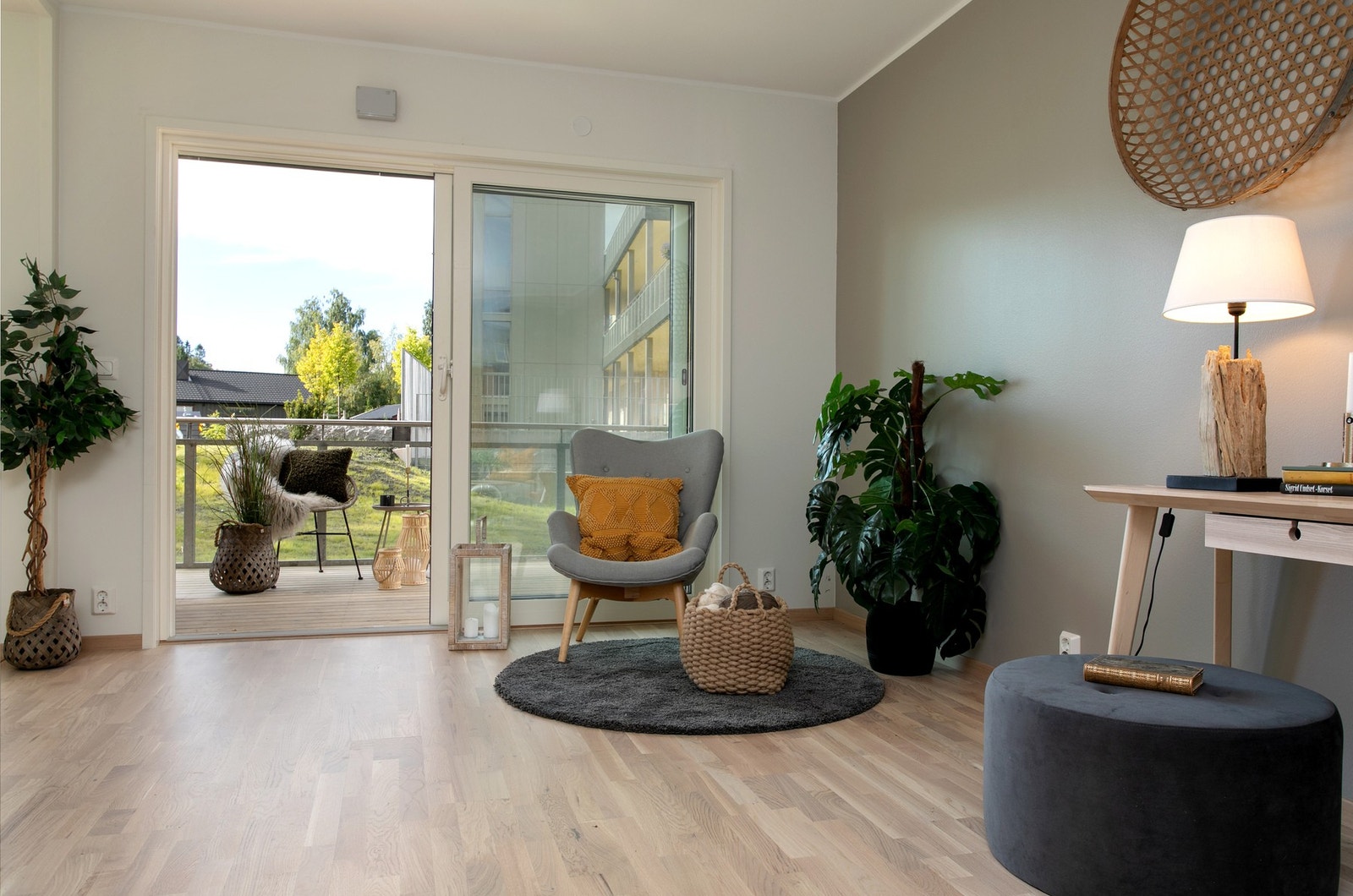 Utgang til sørvendt balkong fra stua. NB: bildene er av tilsvarende leilighet i prosjektet som er identisk. Galleribilde