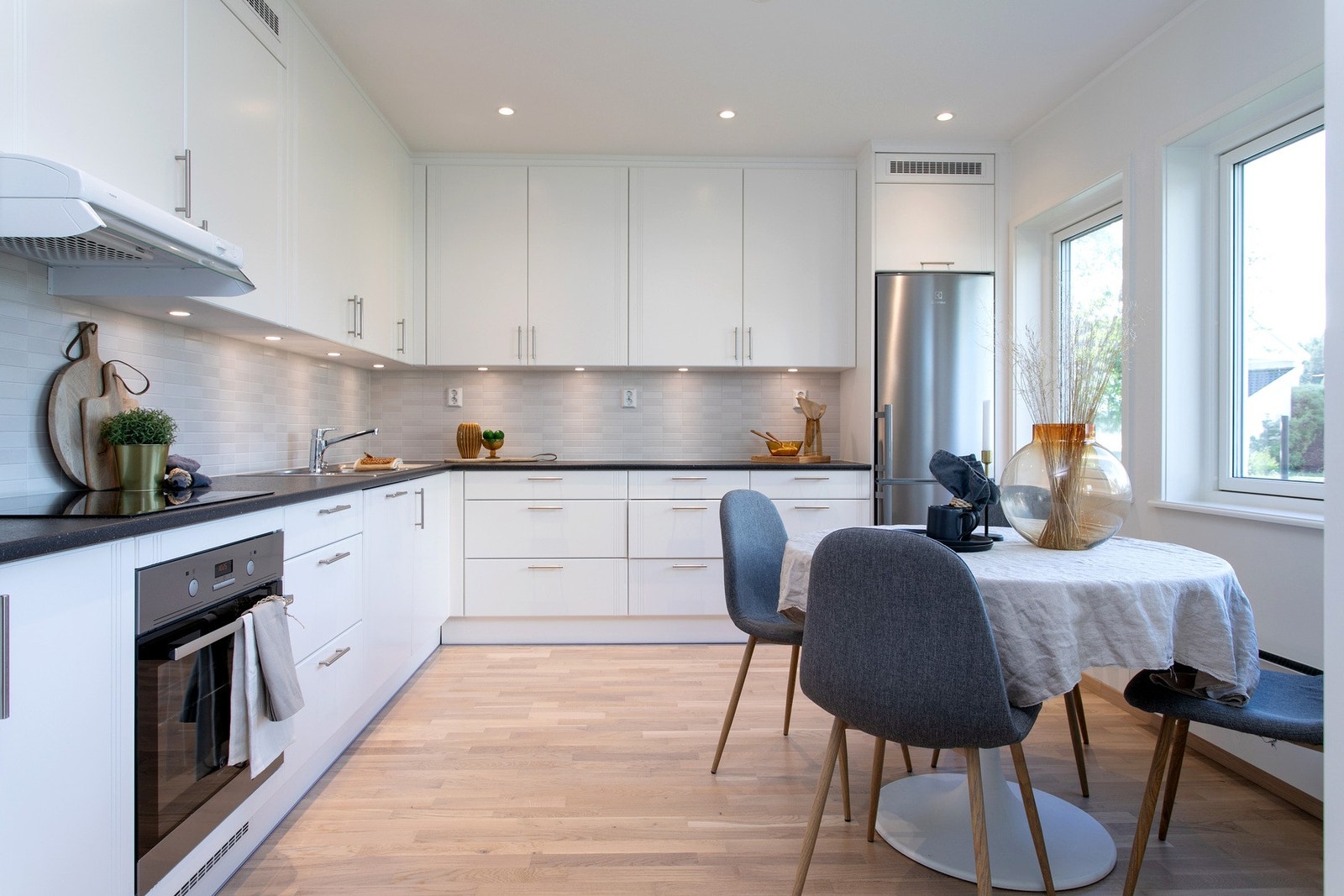 Her er det integrerte hvitevarer og rikelig med skap- og benkeplass. NB: bildene er av tilsvarende leilighet i prosjektet som er identisk. Galleribilde