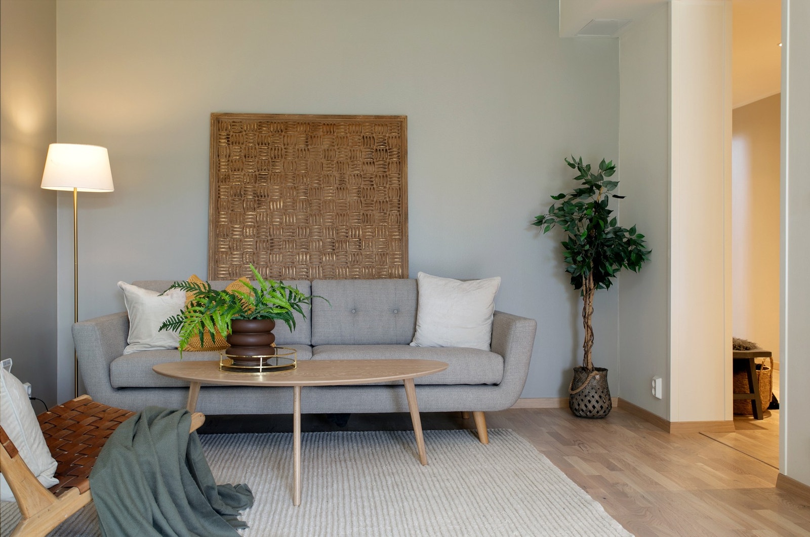 Luftig og fin stue, med ekstra god takhøyde. NB: bildene er av tilsvarende leilighet i prosjektet som er identisk. Galleribilde