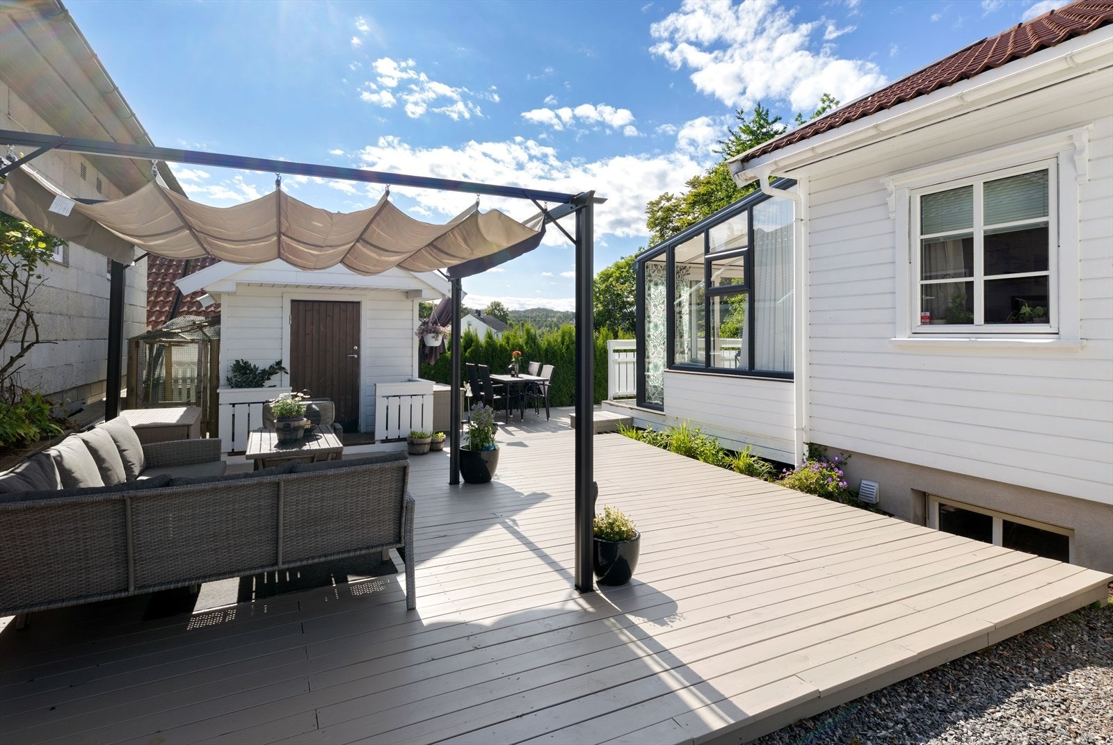 Stor platting med plass for sittegrupper. Galleribilde