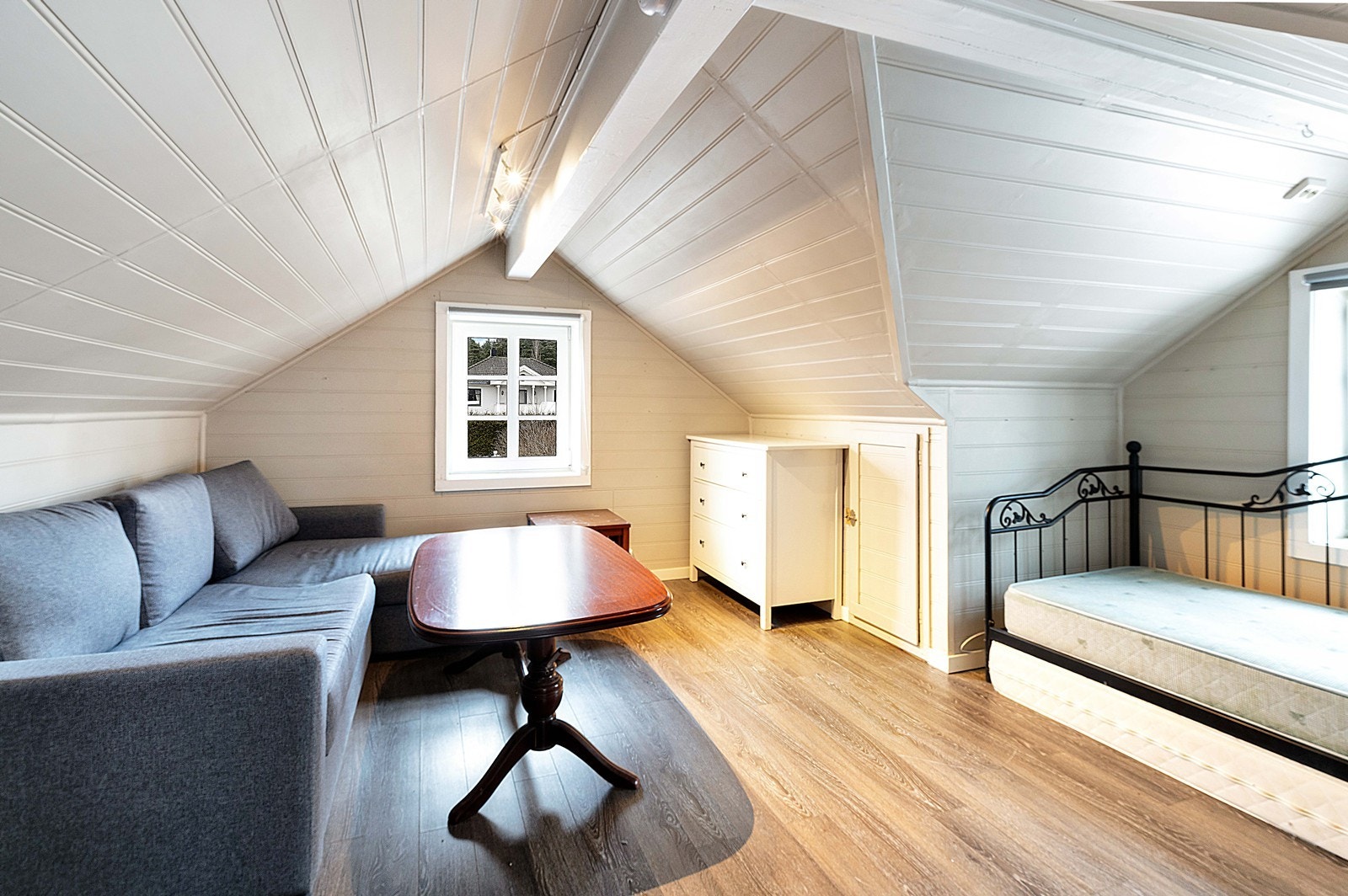 Innredet loft på garasje ikke godkjent for varig opphold. Galleribilde