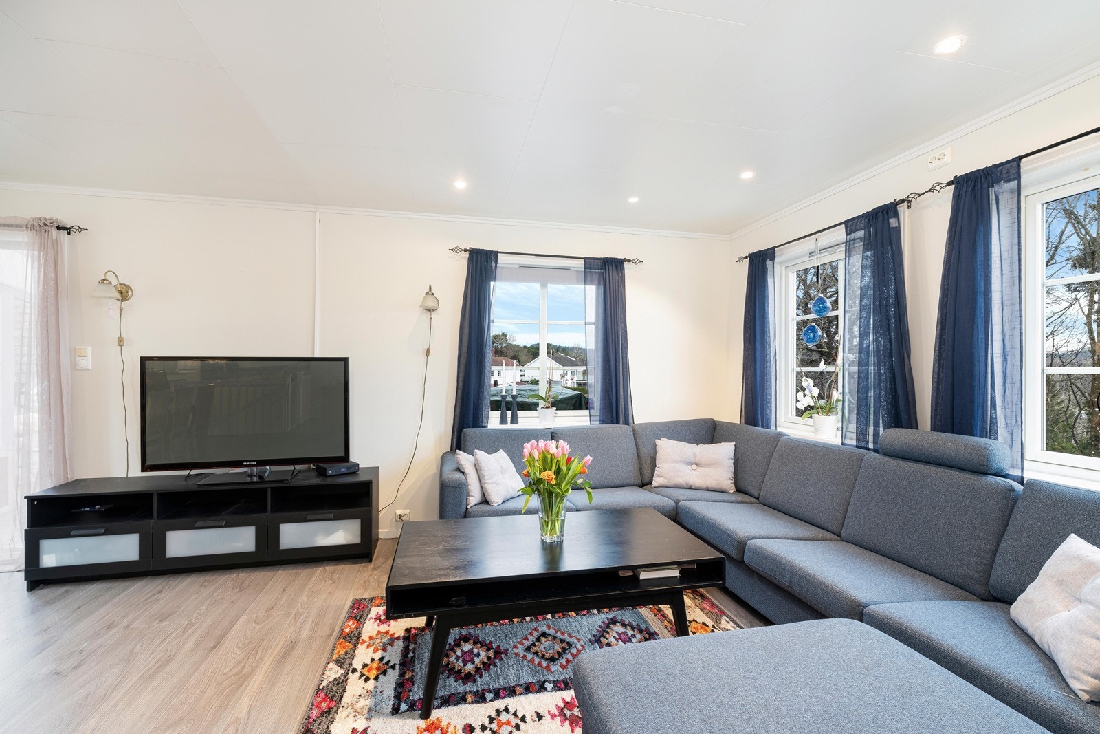 Stuen har god plass til en sofagruppe. Galleribilde