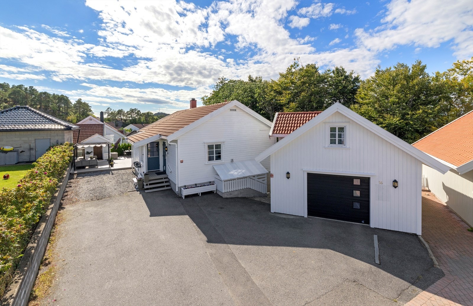 God plass til å parkere i garasje og i innkjørsel. Galleribilde