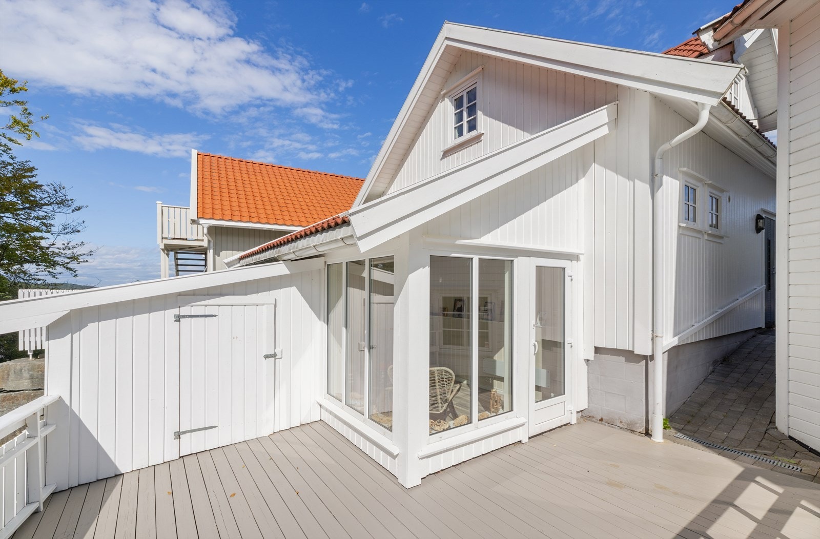 Hagestue i bakkant av garasjen. Galleribilde
