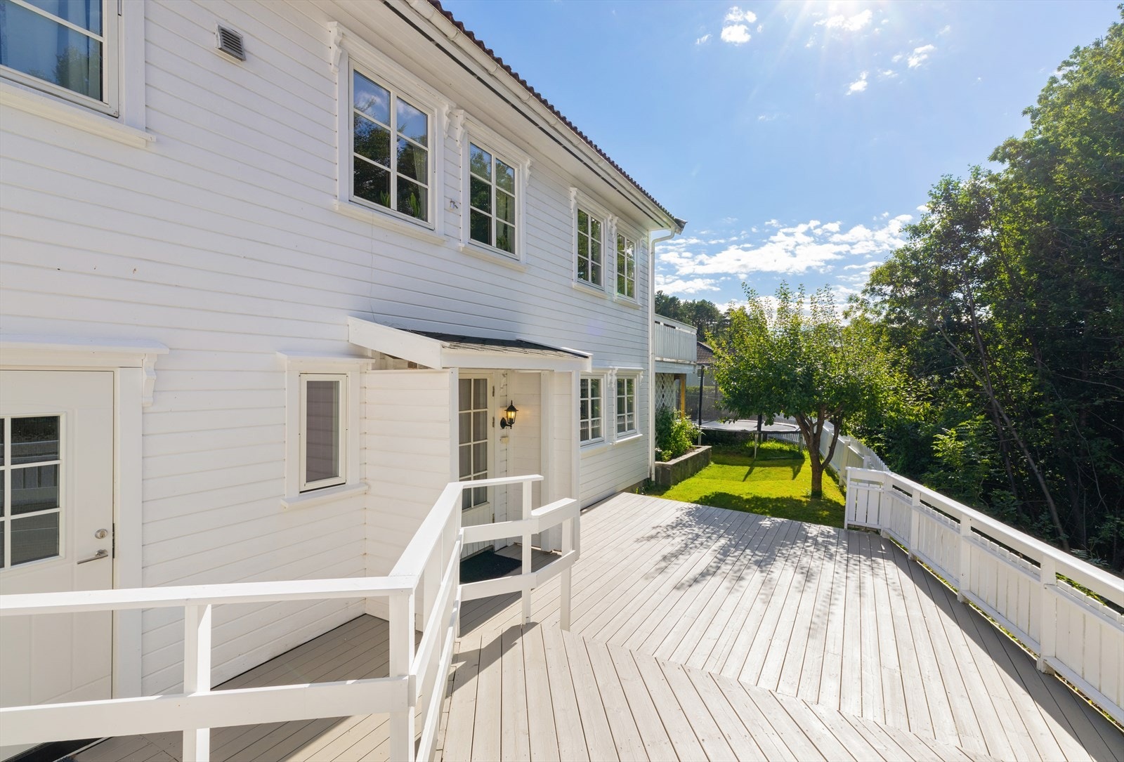 Terrasse uten innsyn på baksiden av boligen. Galleribilde