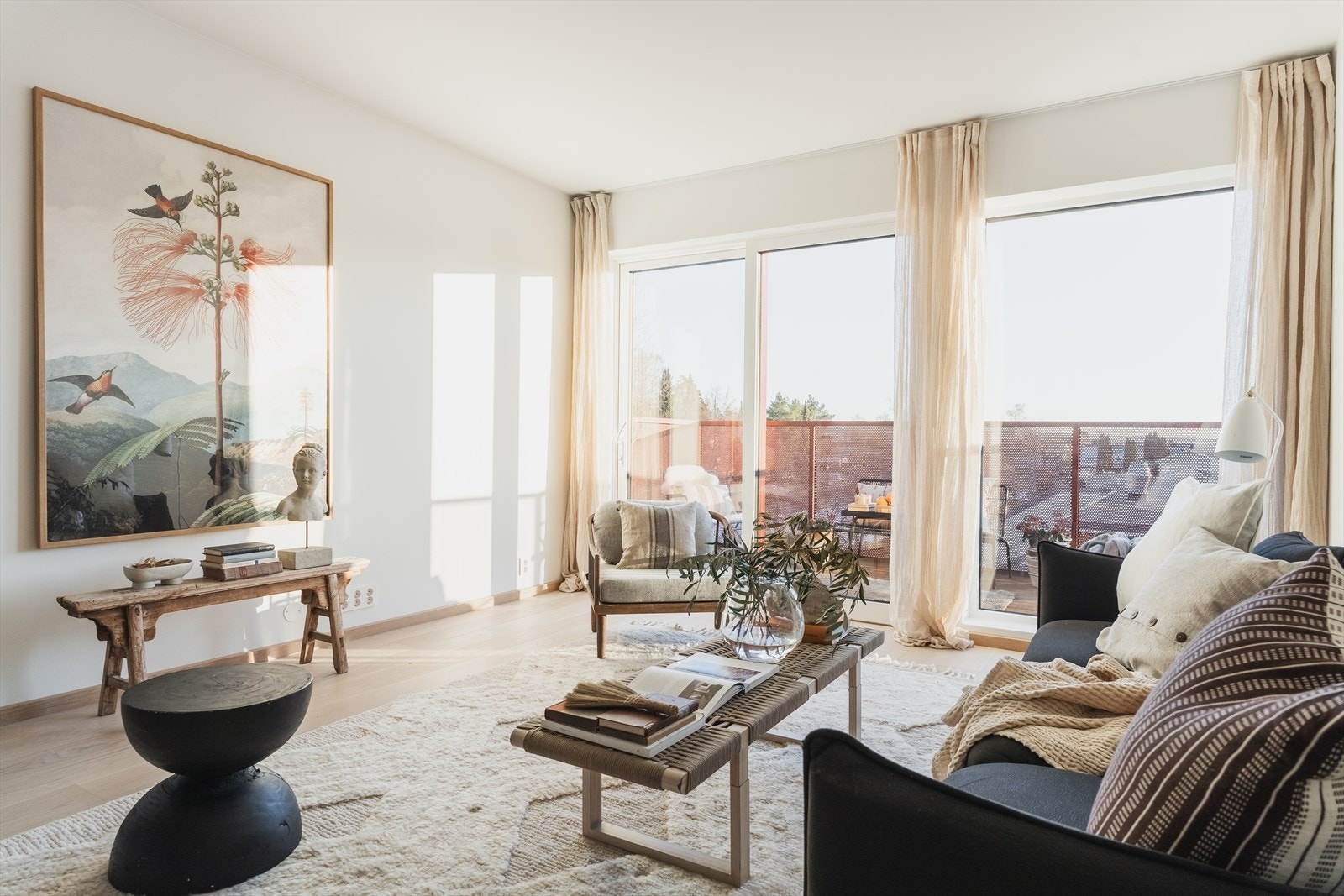 Leiligheten har store vindusflater som slipper inn rikelig med naturlig lys, hvilket sikrer en luftig og god romfølelse Galleribilde