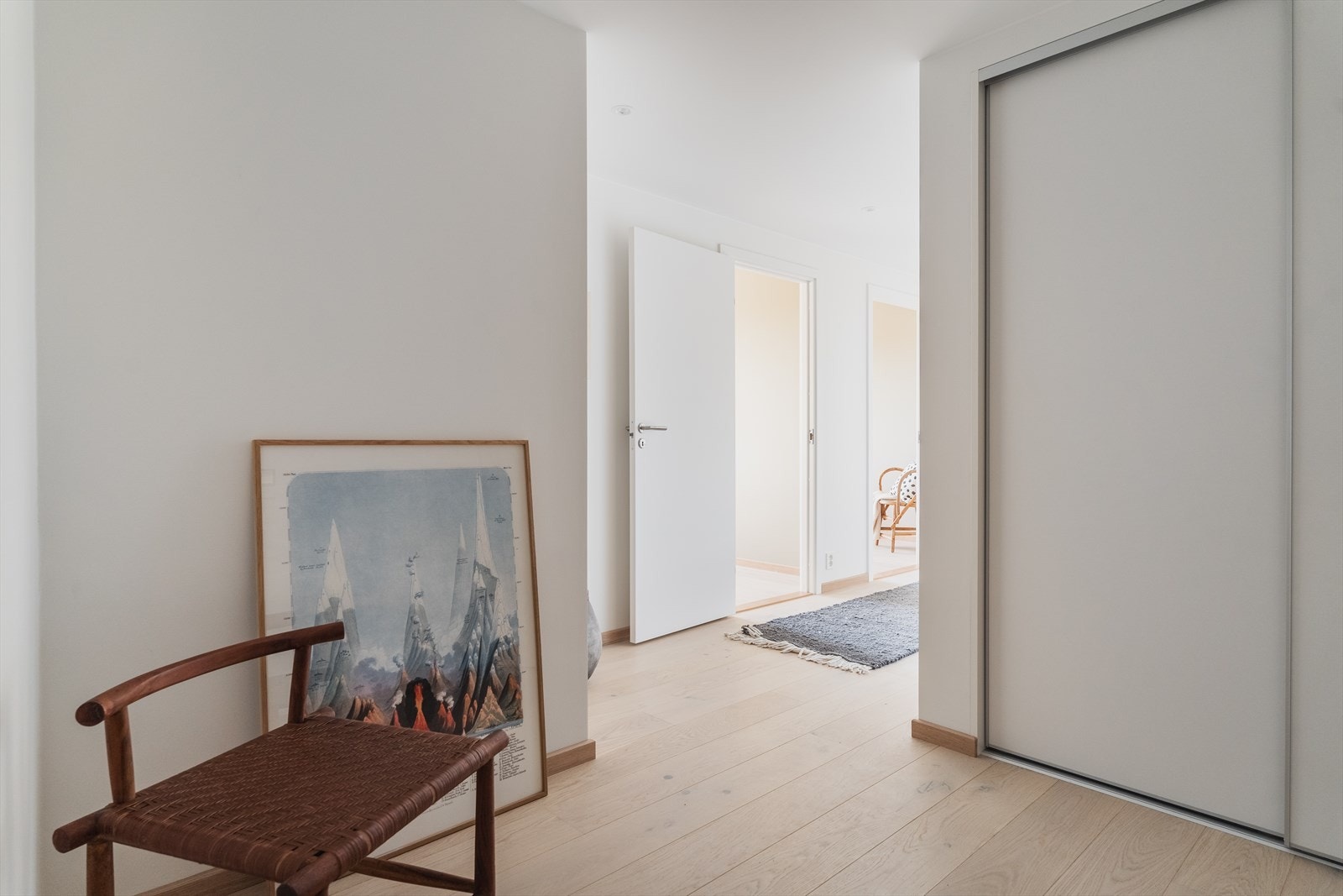 Leiligheten har en lys og innbydende entré Galleribilde