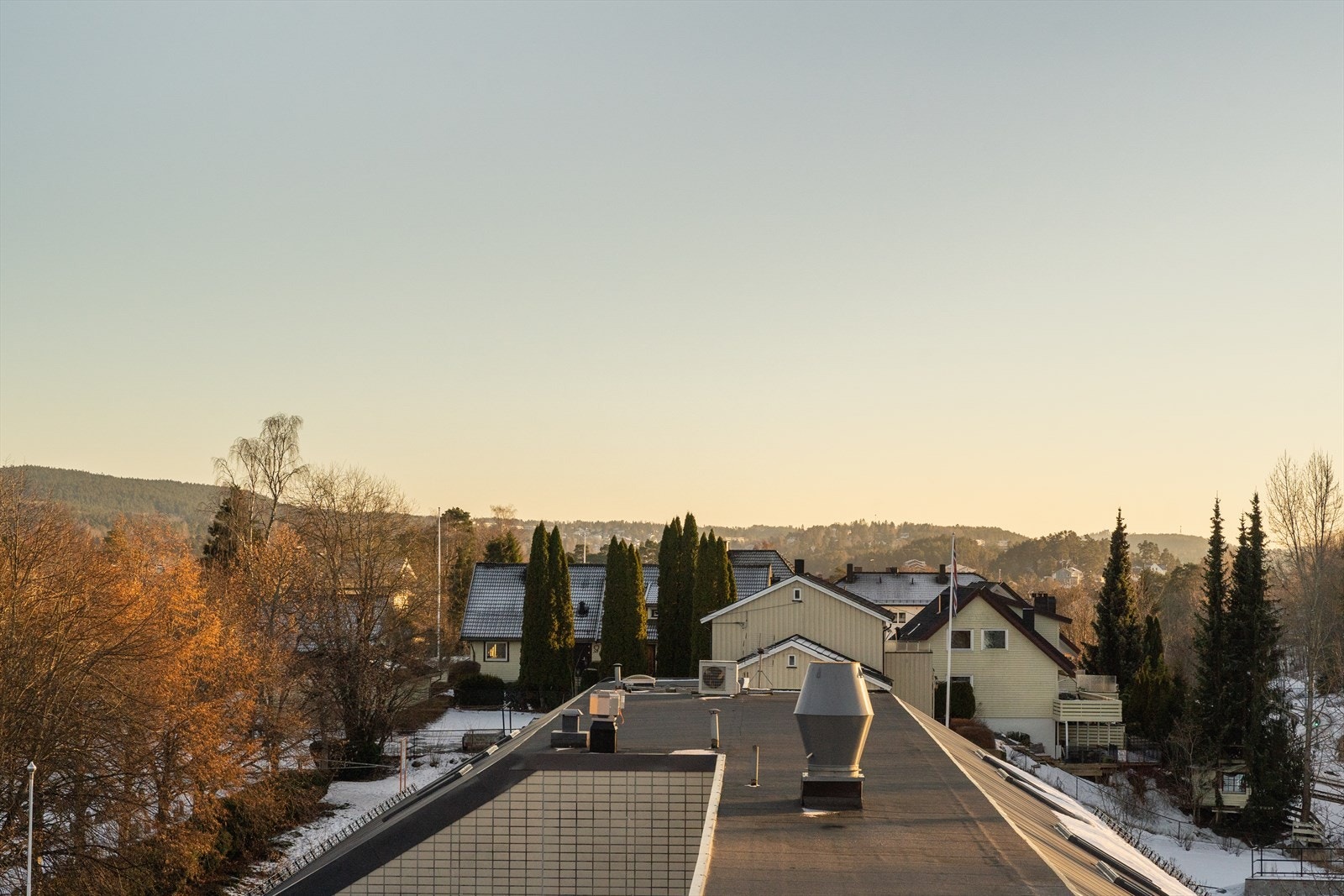 Flott utsyn fra leilighet og balkong Galleribilde