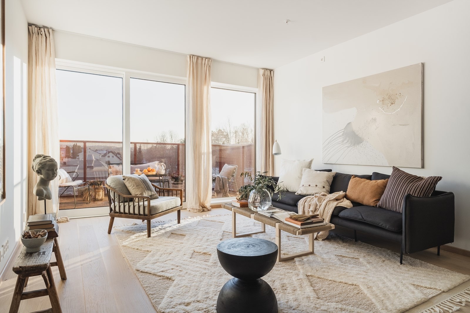 1-stavs hvitlasert eikeparkett, i kombinasjon med tidløse farge- og materialvalg, gir leiligheten et eksklusivt uttrykk Galleribilde