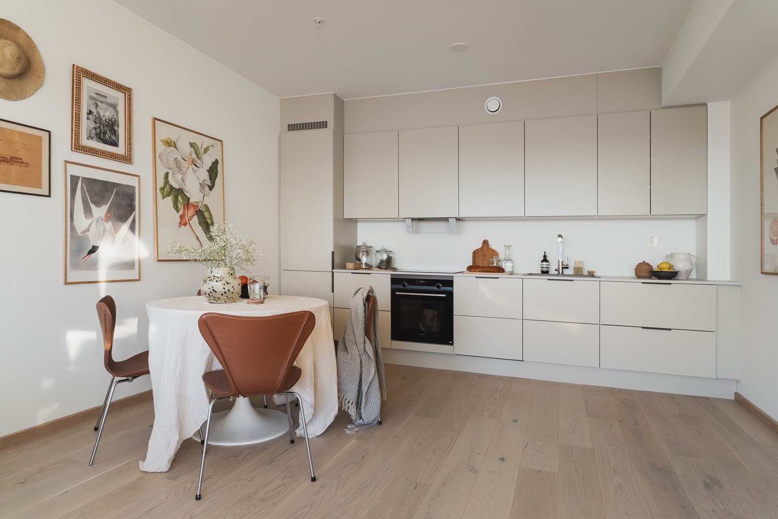 Kjøkkeninnredningen er fra kvalitetsleverandøren HTH, som leverer moderne kjøkkenløsninger med et strømlinjeformet og rent uttrykk Galleribilde