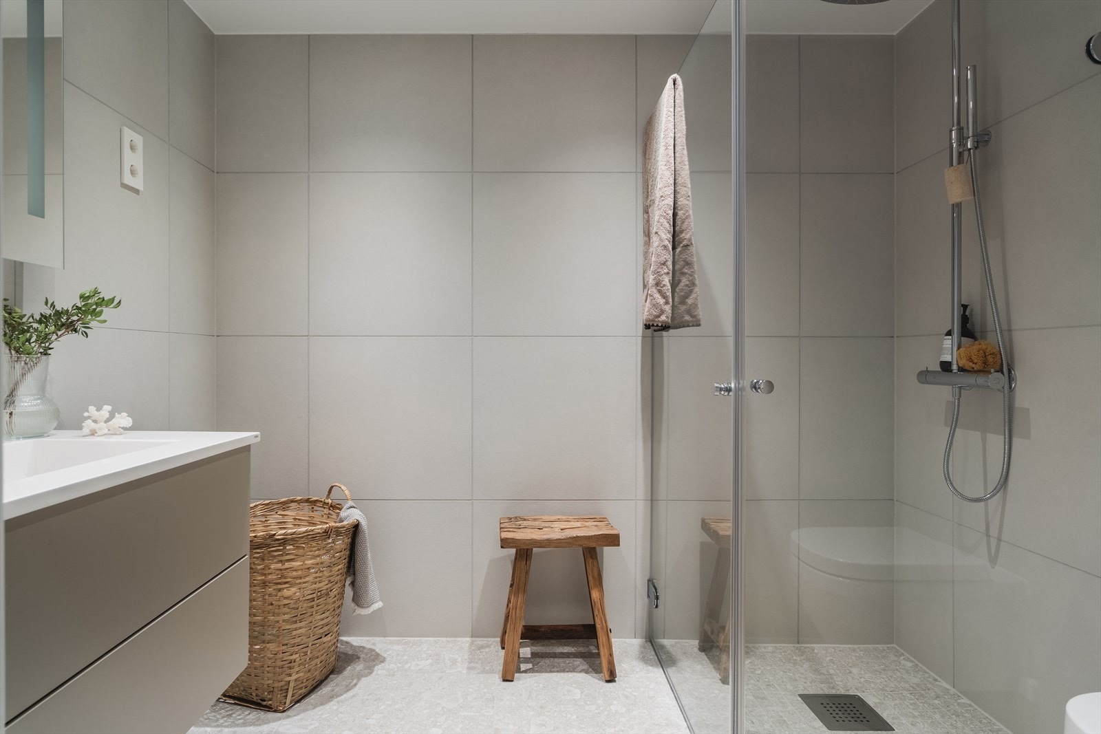 Det leveres delikate flislagte baderom med et moderne og lyst uttrykk Galleribilde