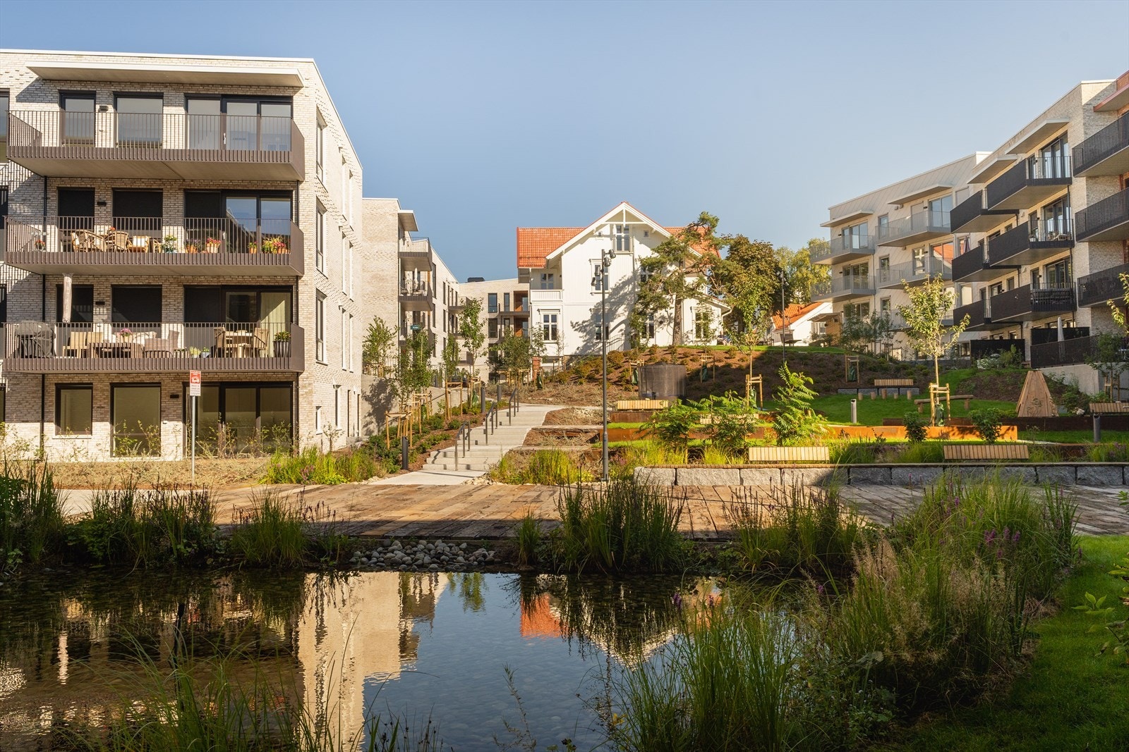 Poppelhagen har en frodig og flott opparbeidet hage med vakre vekster og fredelig vannspeil. Galleribilde