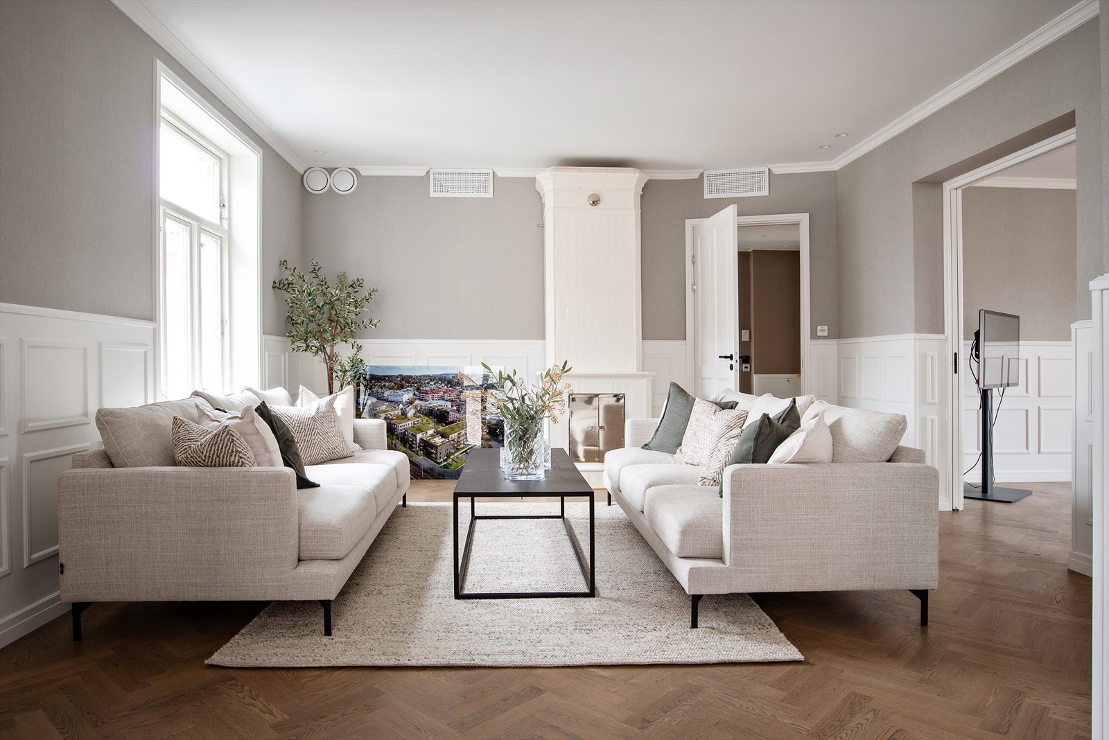 Den ærverdige sveitservillaen har innholdsrike fellesrom i 1. etasje Galleribilde