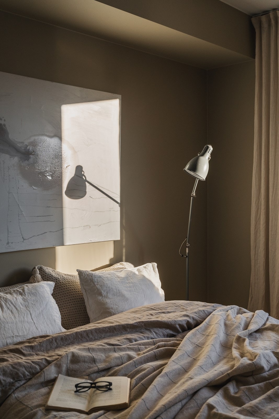 Soverommene har en moderne, men dus fargepalett Galleribilde