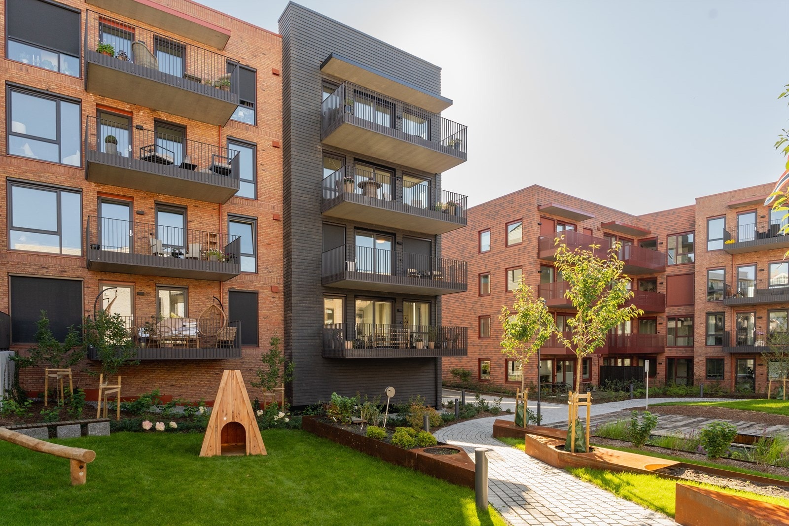 Byggene er designet med varierte arkitektoniske uttrykk gjennom ulike former og kledninger på byggene, noe som skaper et spennende og harmonisk preg Galleribilde