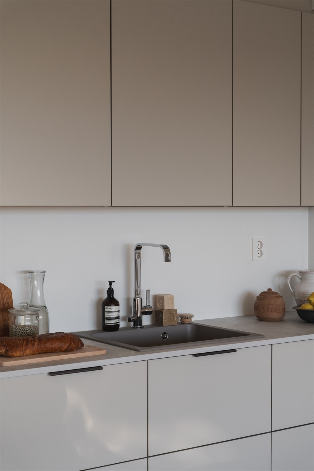 De integrerte hvitevarene fra Siemens sikrer optimal ytelse og stil, og inkluderer induksjonstopp, komfyr med pyrolyse, oppvaskmaskin samt kjøle/- og fryseskap Galleribilde