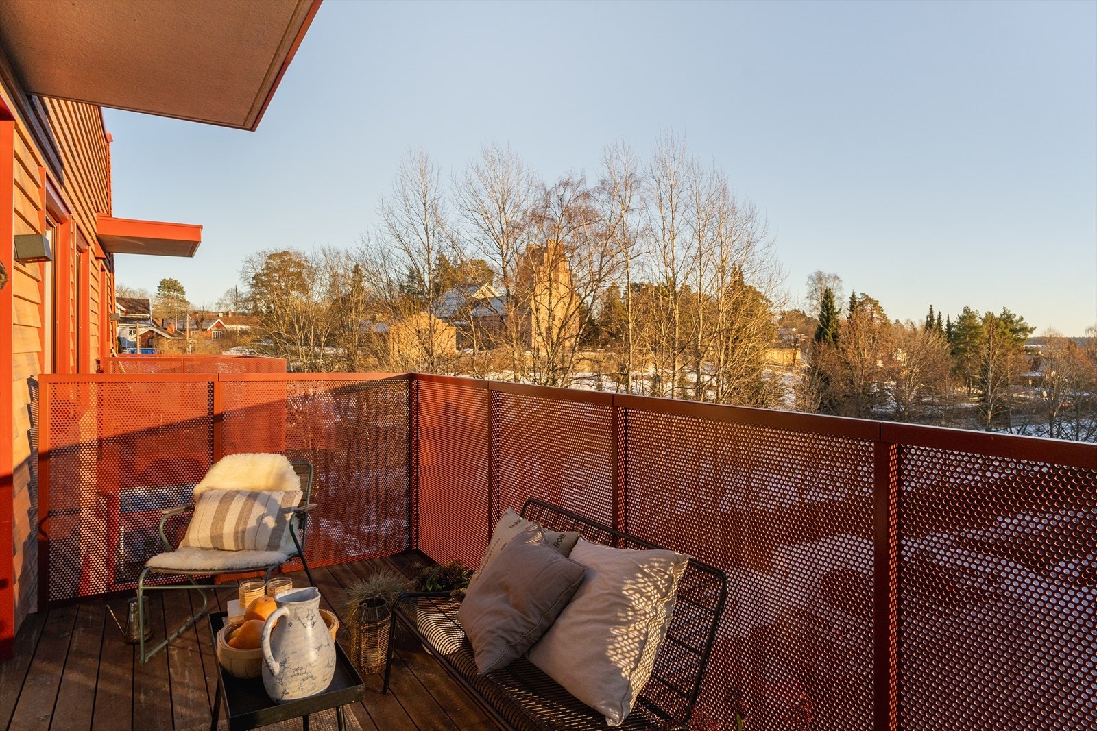 Solrik balkong på 9 m² med plass til hyggelig loungesett Galleribilde