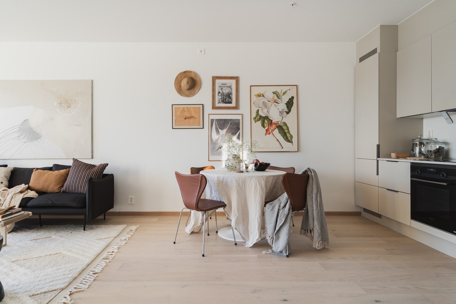 Det er også plass til en hyggelig sittegruppe i tilknytning til kjøkkenet Galleribilde