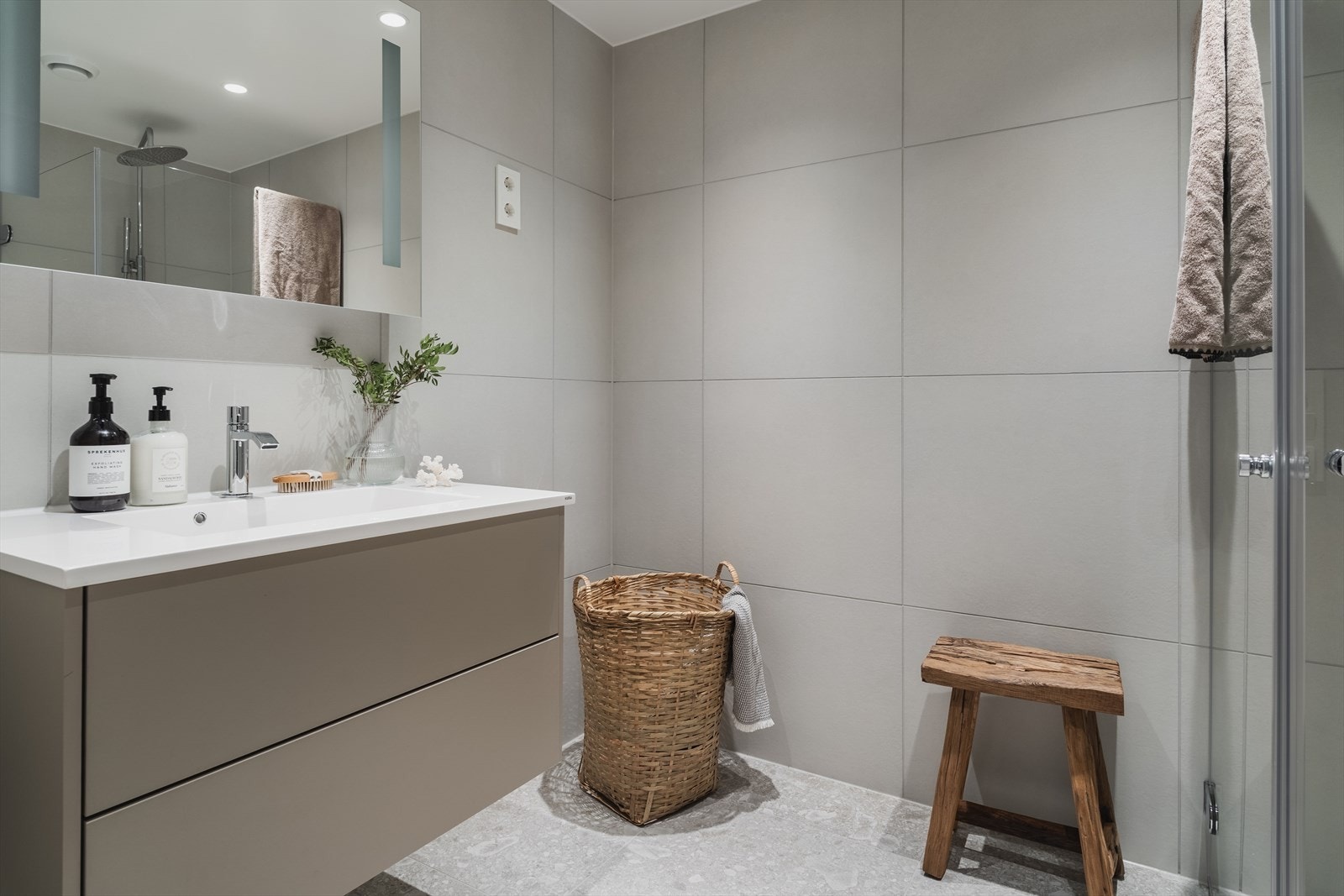 Servantskap med to romslige skuffer og heldekkende Kuma Square servant Galleribilde