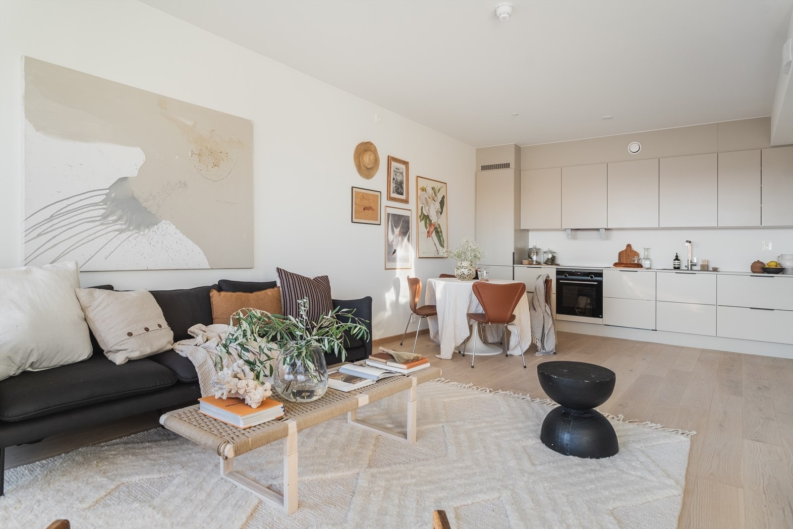 Stort og sosialt oppholdsrom med kjøkken og stue i åpen løsning Galleribilde