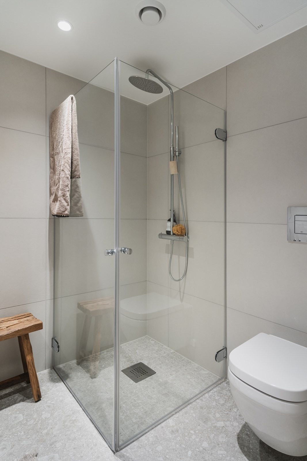 Det er regnfallsdusj og veggfestet wc Galleribilde