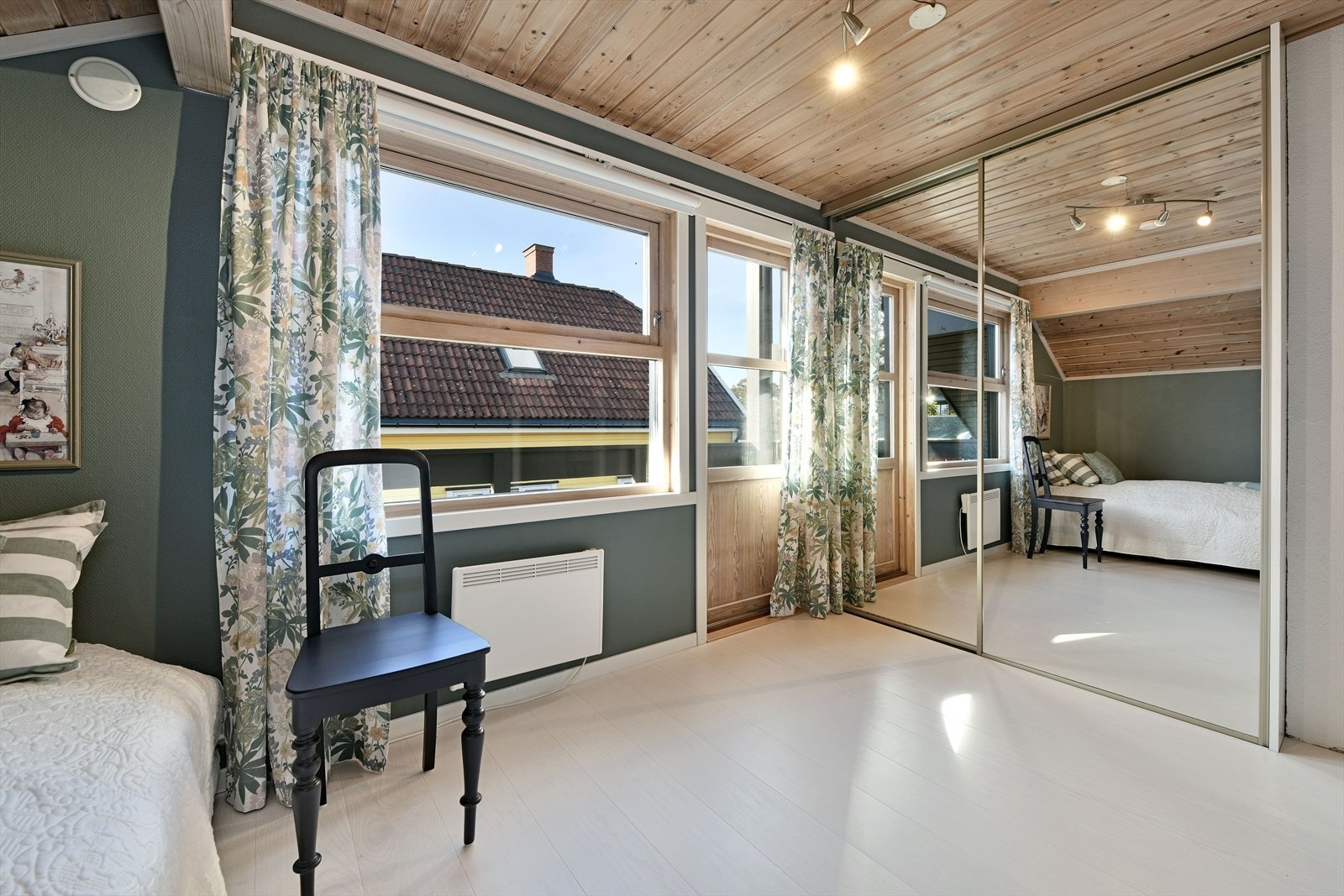 Soverom II med stor skyvedørsgarderobe Galleribilde