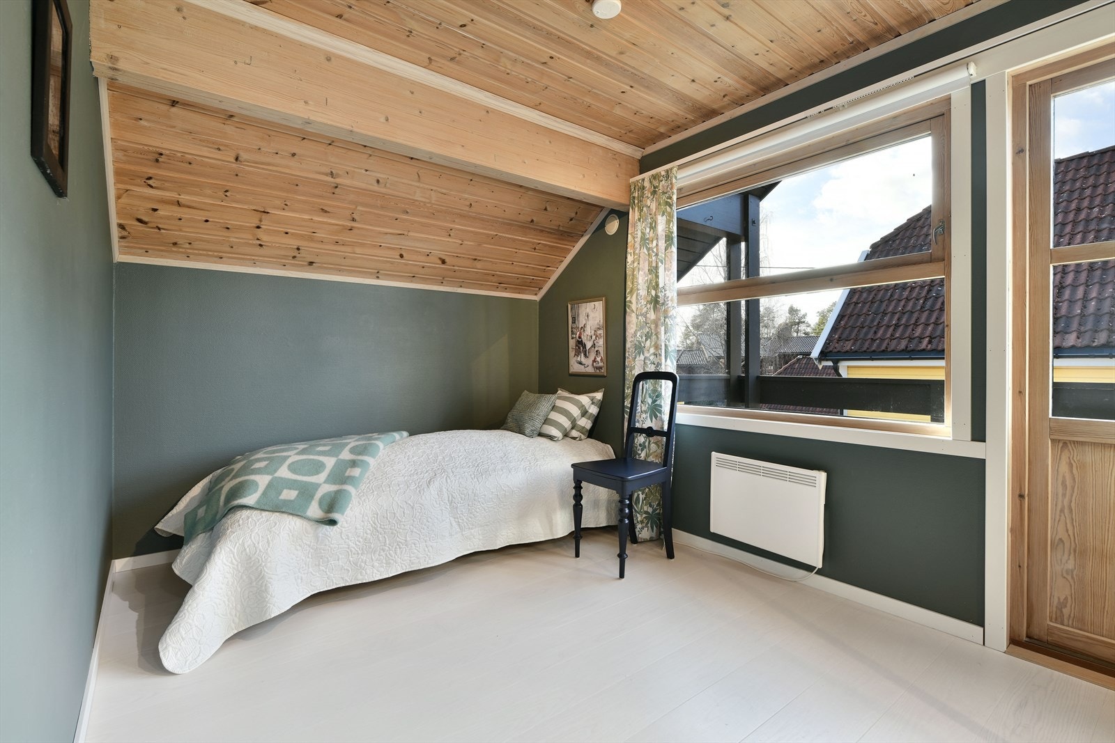Soverom II i 2. etasje med egen utgang til balkongen mot syd Galleribilde