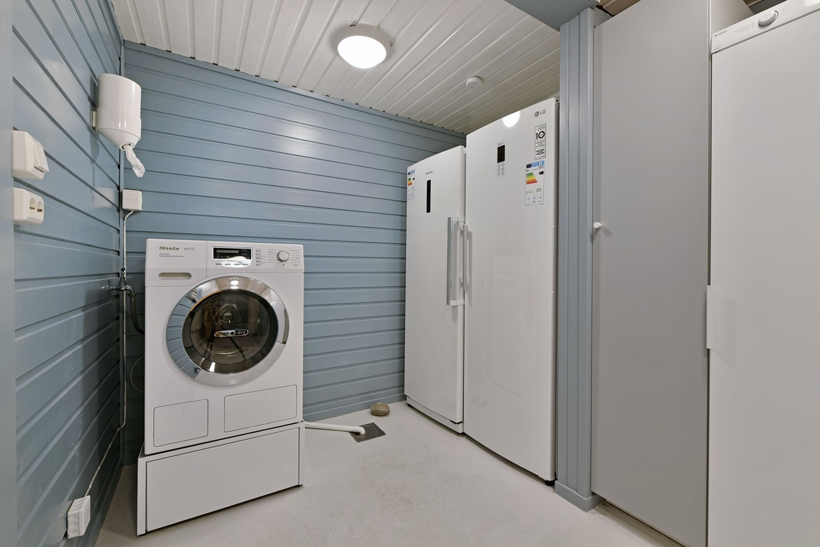 God plass til både vaskemaskin og tørketrommel, samt tørkeskap. Galleribilde