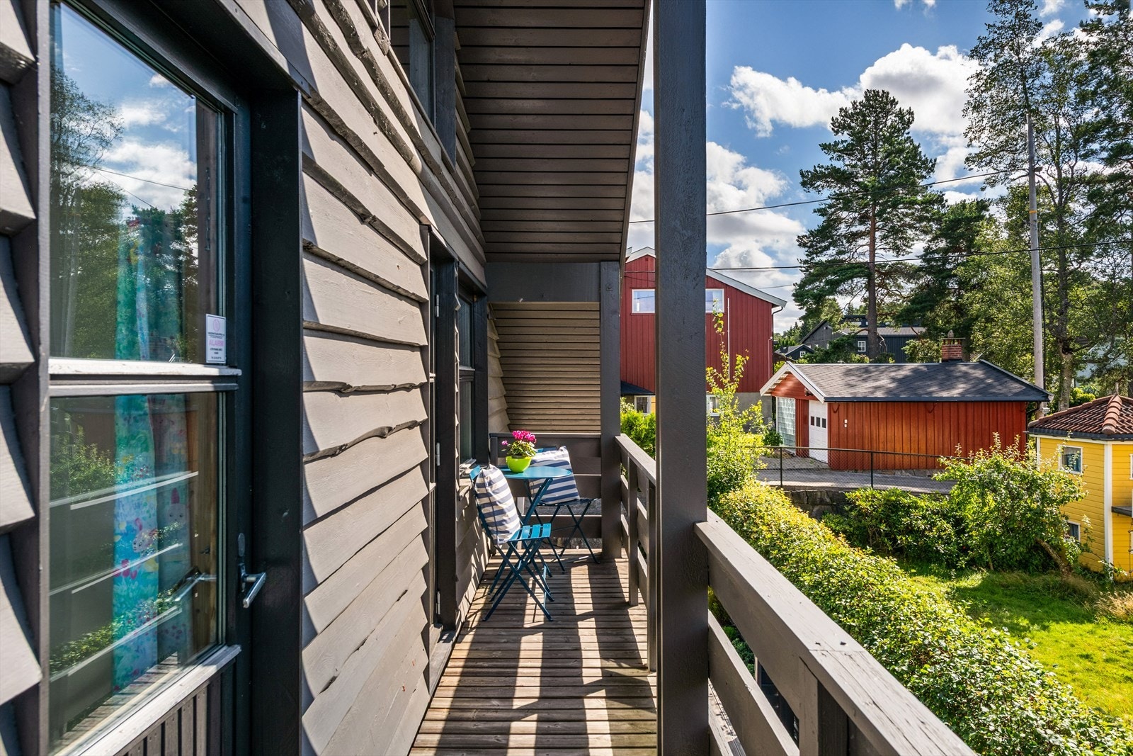 Sydvendt balkong med utgang fra to av soverom i 2. etasje Galleribilde