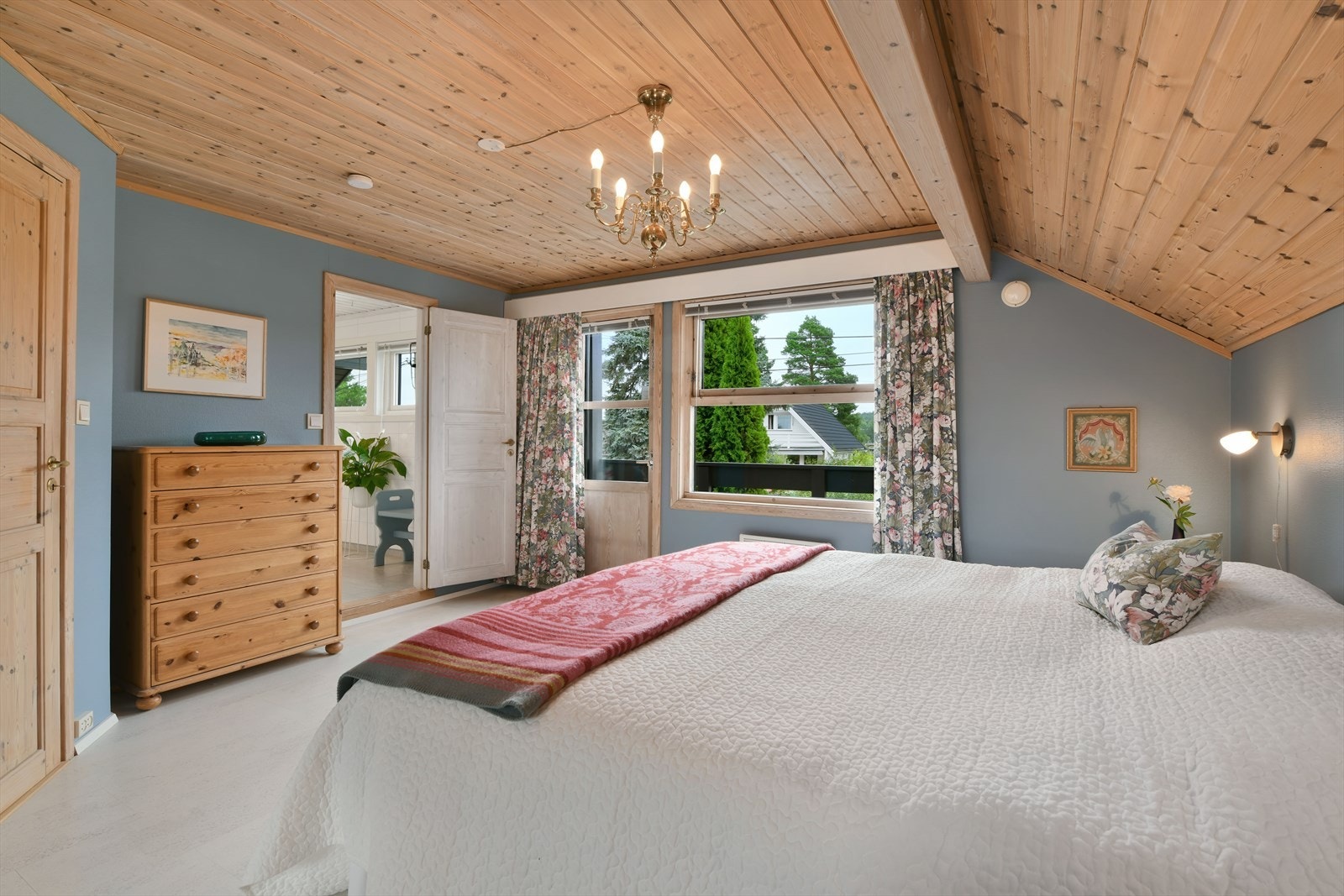 Romslig og fint hovedsoverom med utgang til balkong Galleribilde