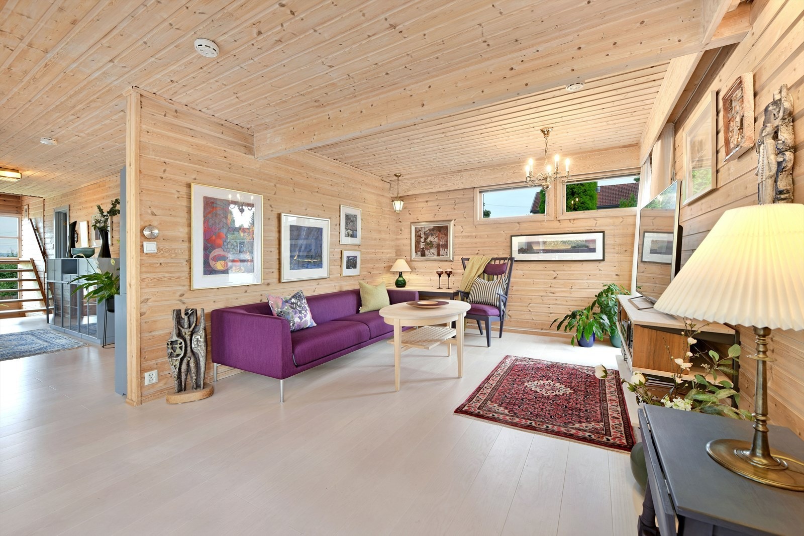 Flott enstavs ask parkett (Kaehrs Århus, 2015) i hele stuen Galleribilde