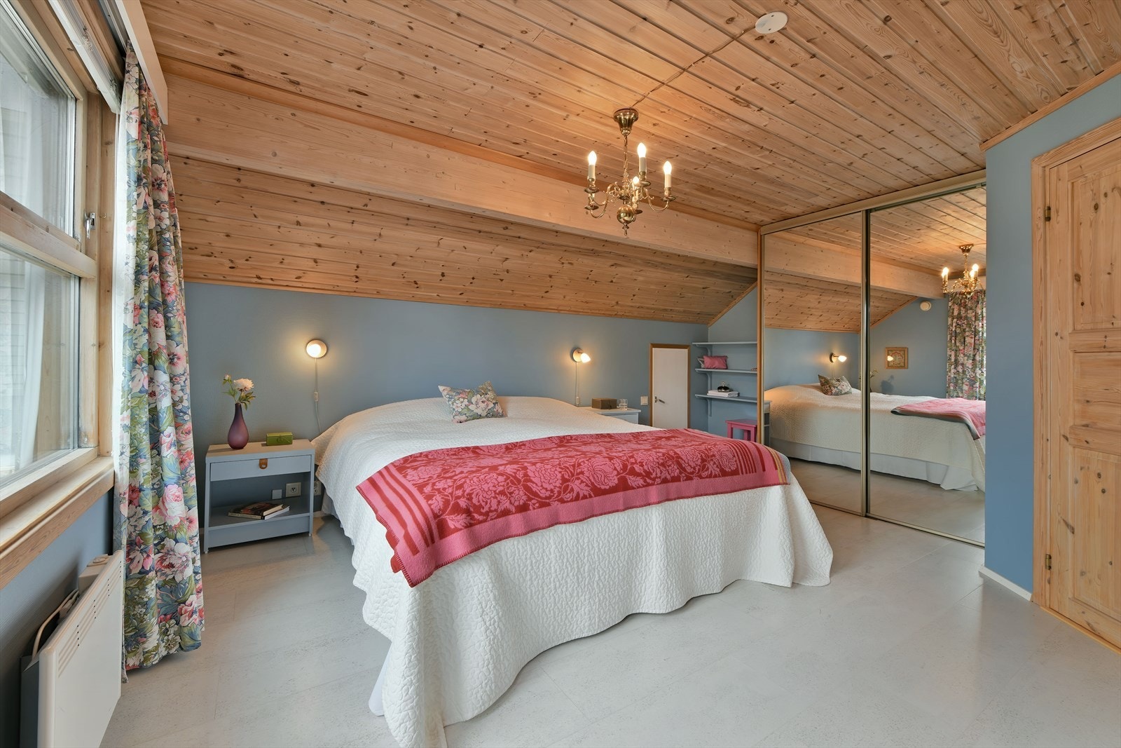 God plass til garderobeløsninger på hovedsoverom Galleribilde