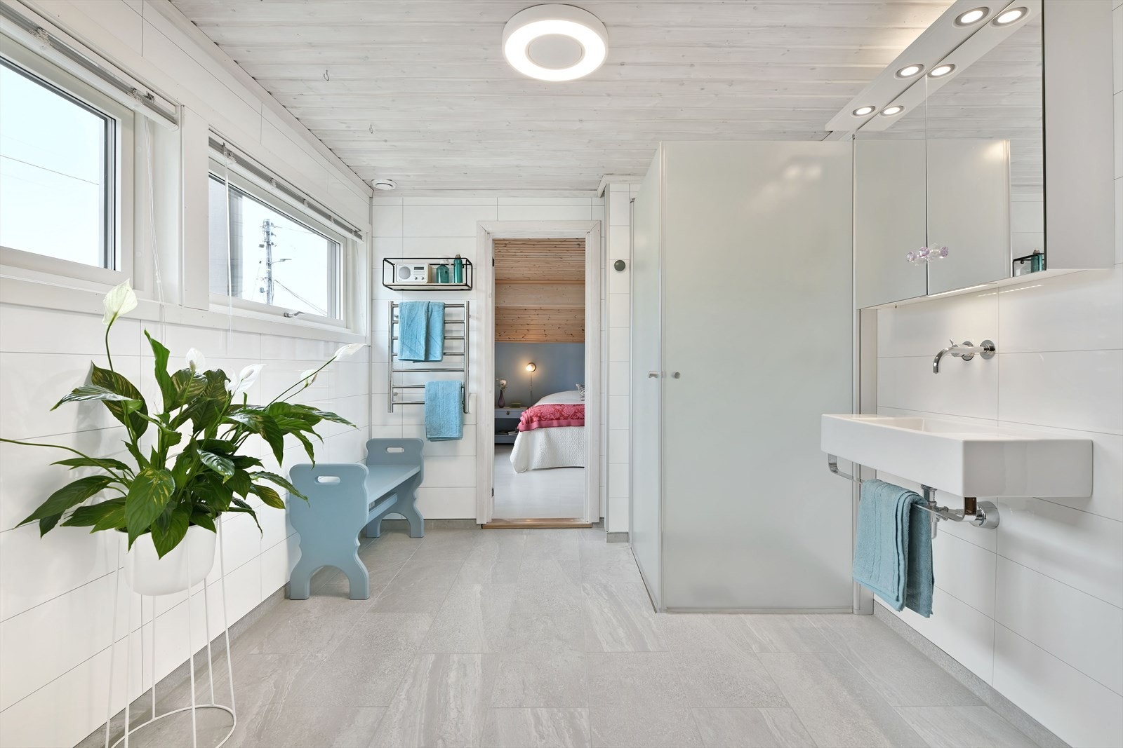 Delikat bad i 2. etasje som er pusset opp i 2016, med lekre fliser og varmekabler, og italiensk porselensvask med Vola veggarmatur Galleribilde