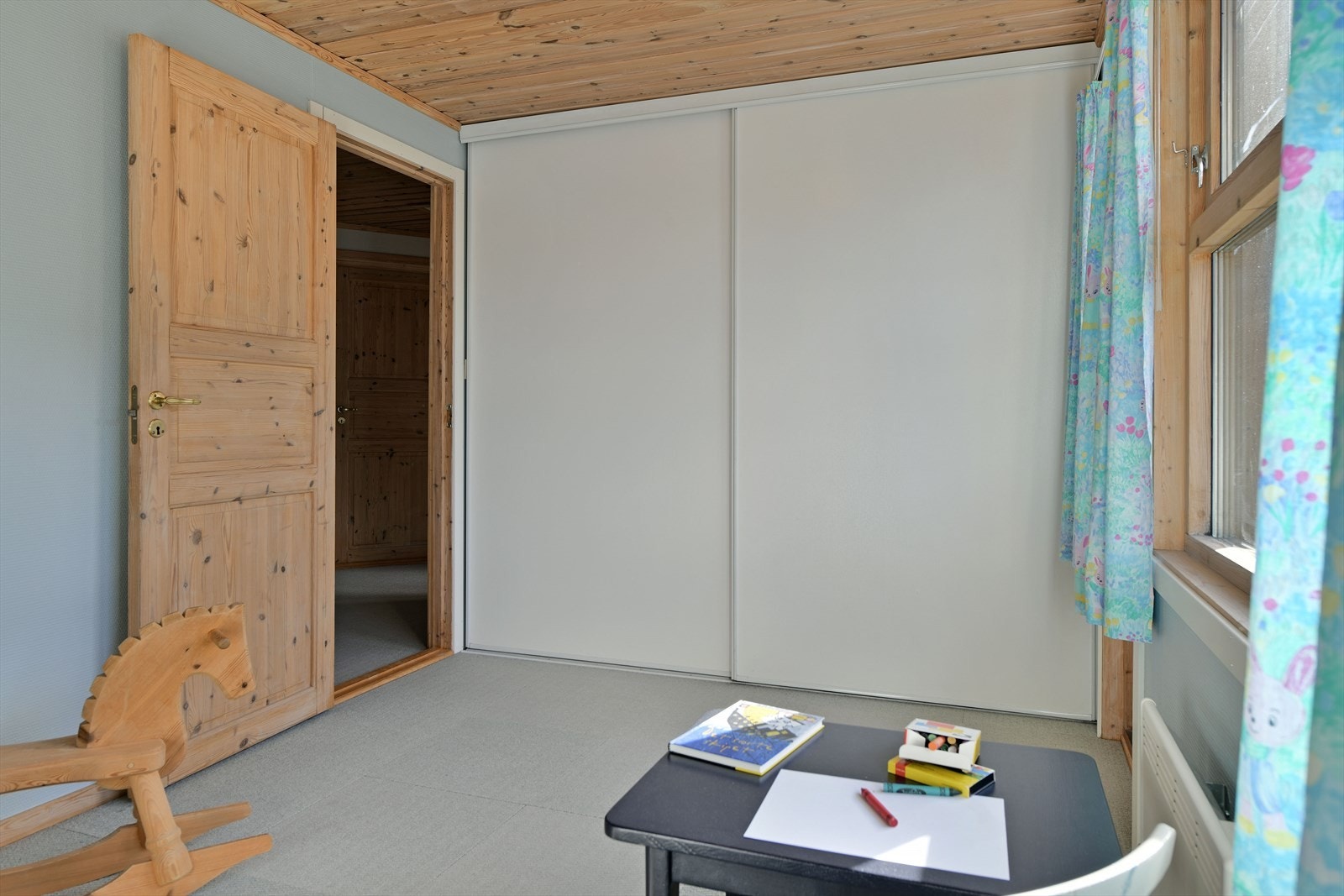 Soverom III - Stor skyvedørsgarderobe Galleribilde