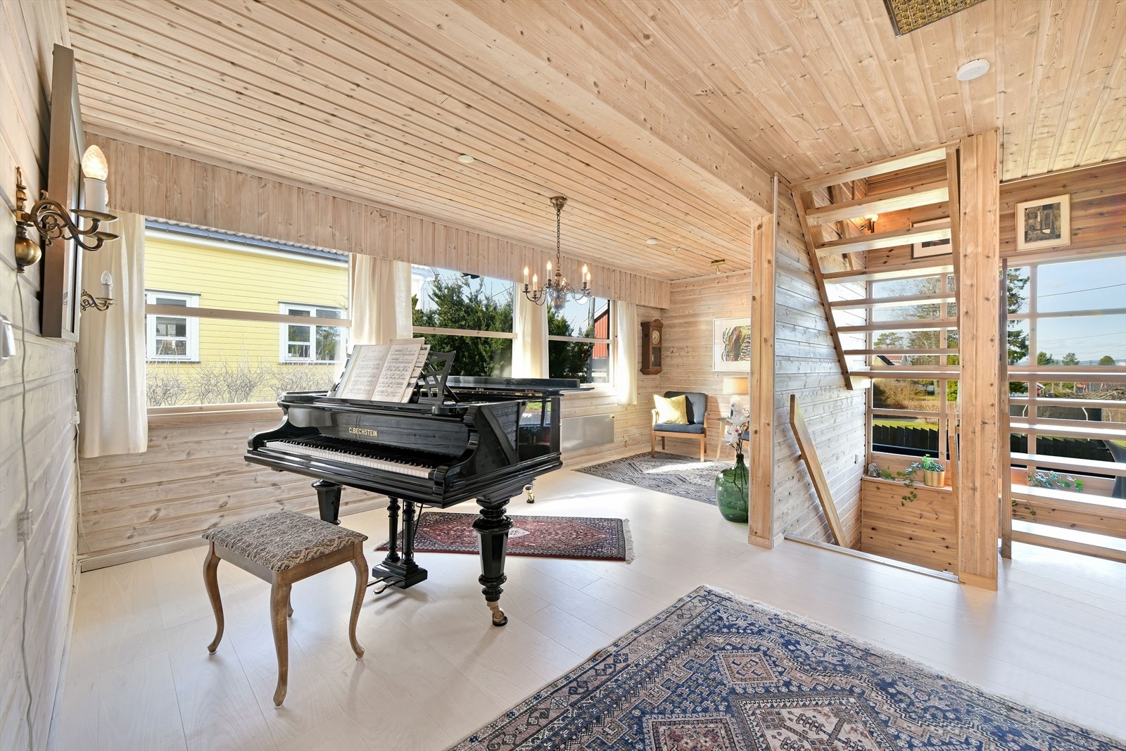 Lys og åpen stue med trappehus Galleribilde