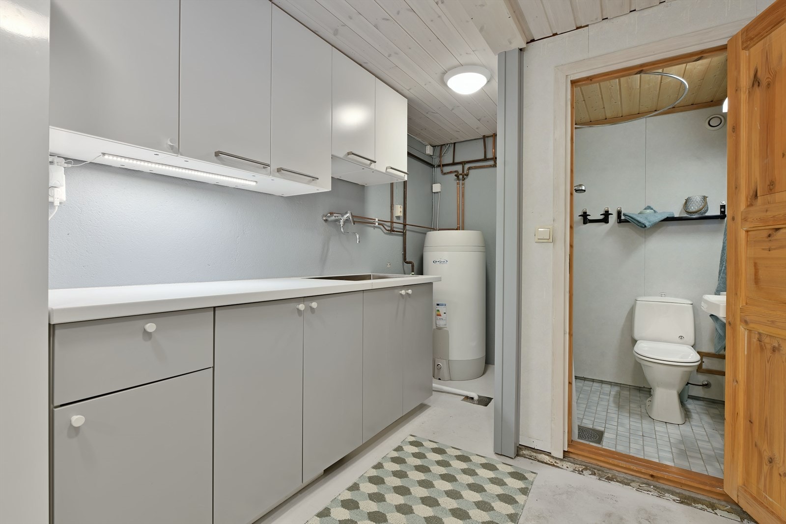 Praktisk og stort vaskerom i underetasje med dusjbad Galleribilde