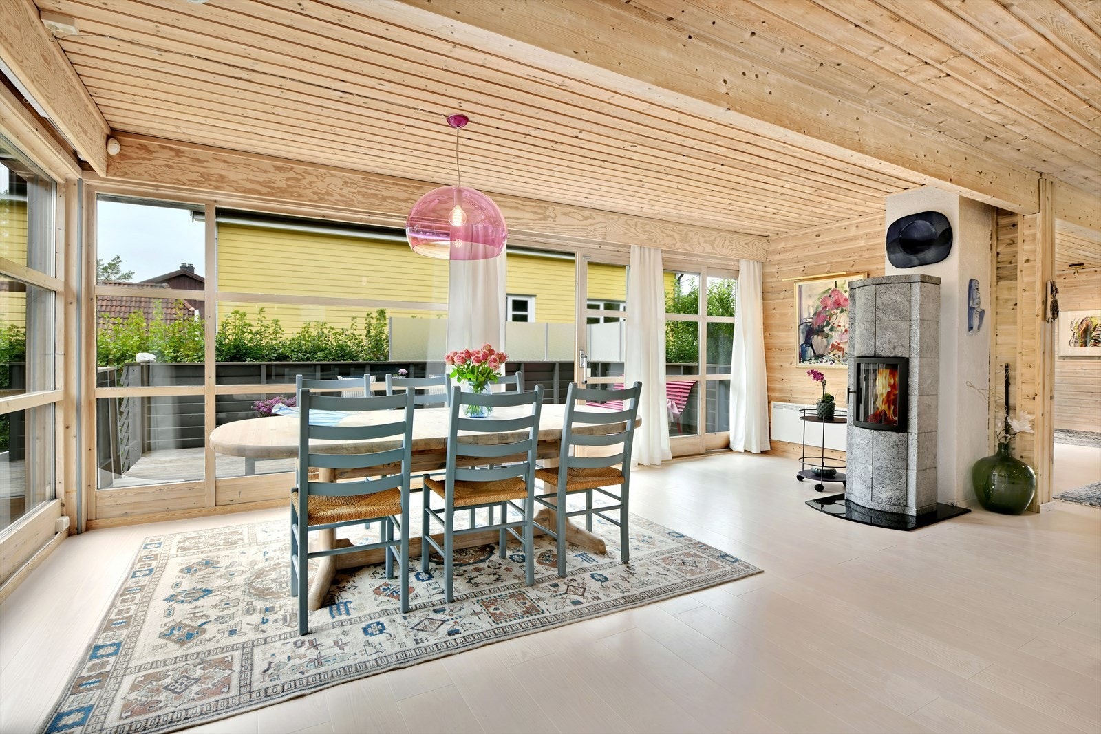 Lys og romslig stue med utgang veranda Galleribilde