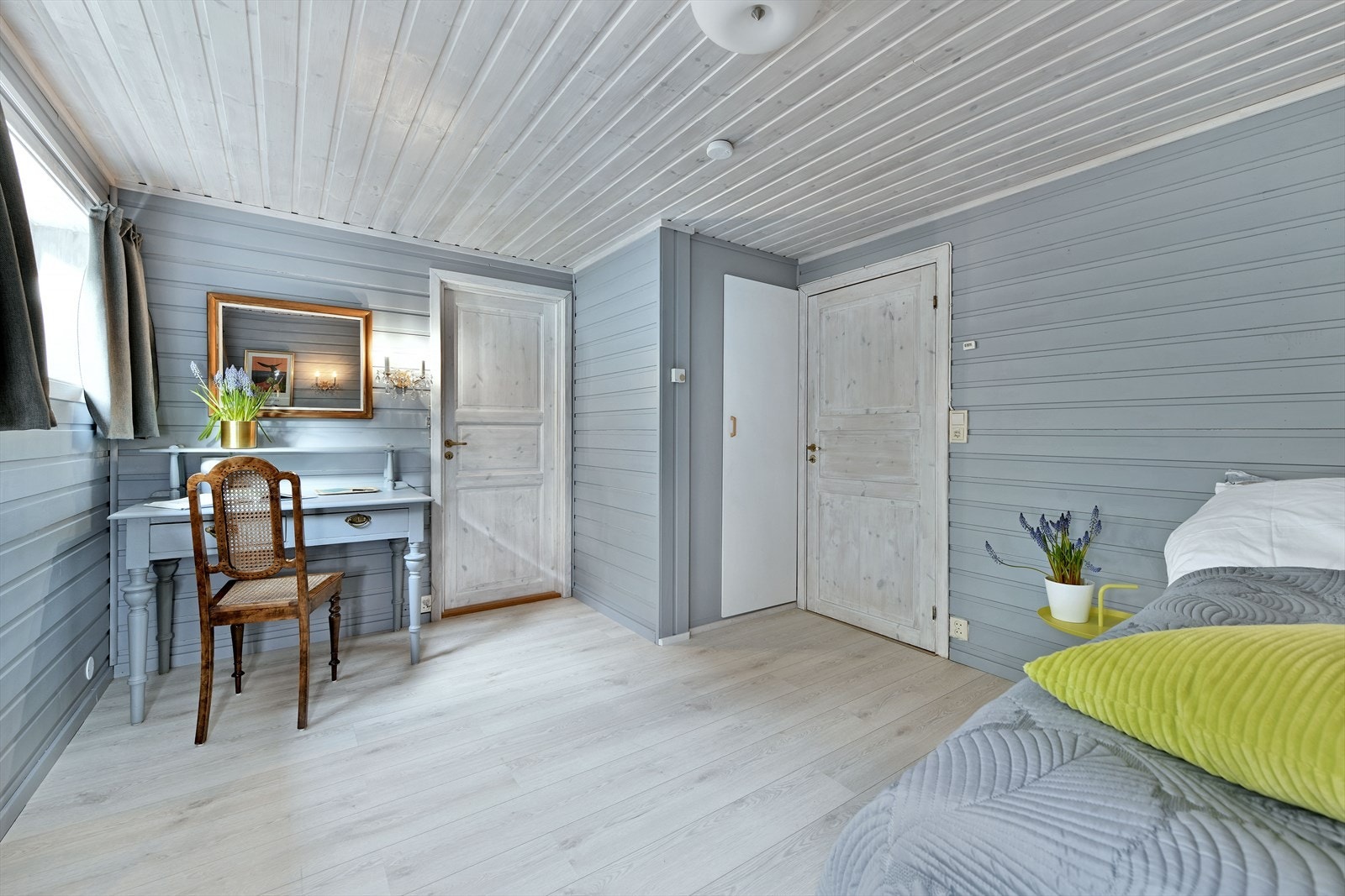 Egen inngang til underetasjen via vindfang Galleribilde