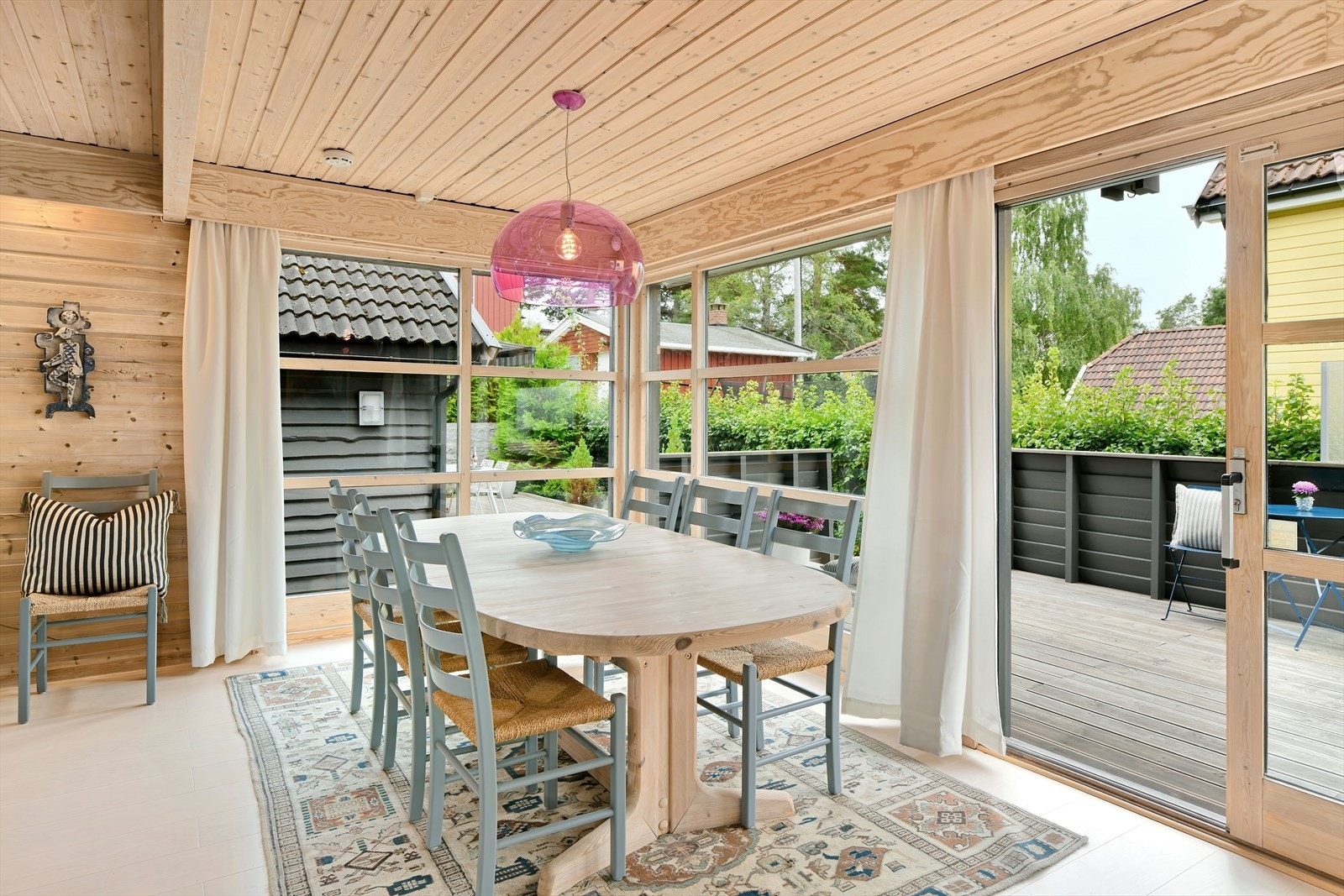 Flere vinduer har persienner som er spesialtilpasset Galleribilde