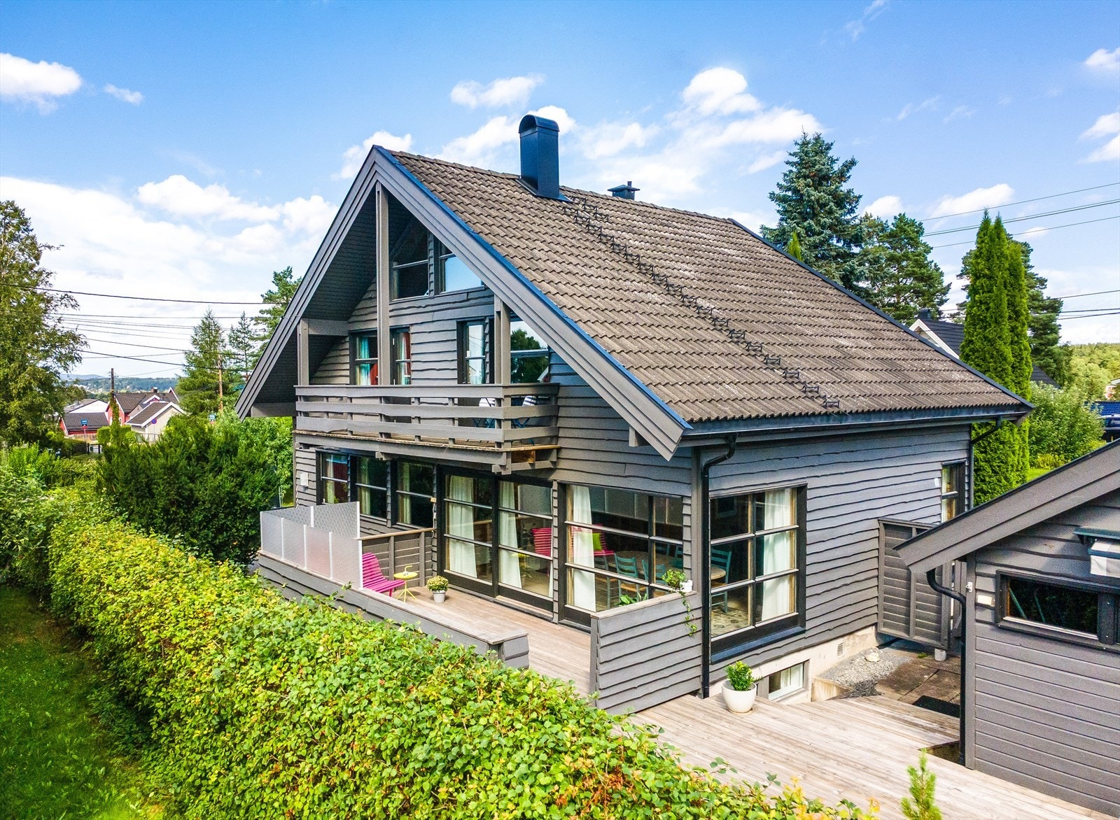 Et stort arkitekttegnet hus med rikelig med boltreplass for barn Galleribilde