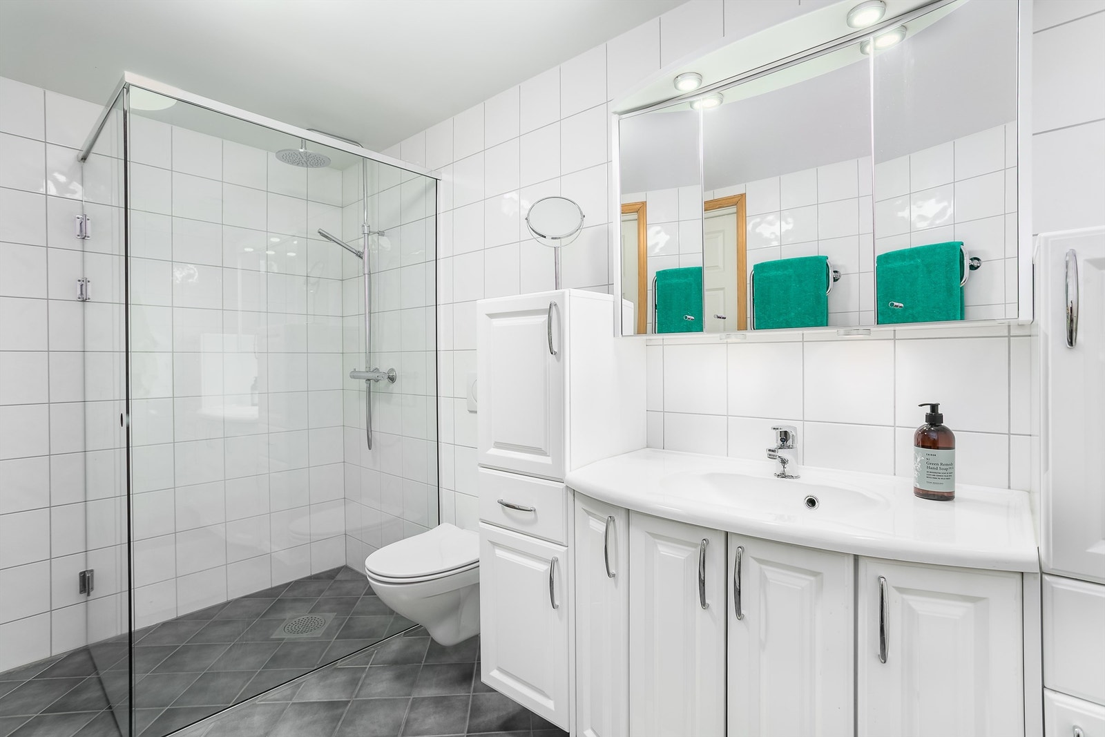 Badets gode størrelse på over 6 kvm. er utnyttet med et ekstra romslig dusjhjørne, avskjermet med lekre glassvegger. Galleribilde