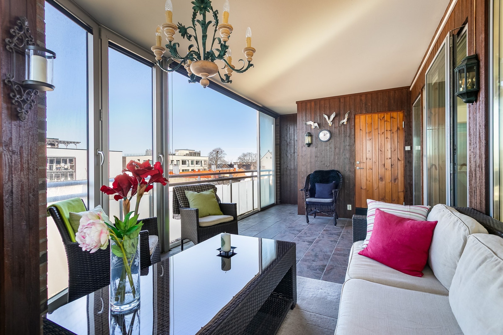 Puter med mer kan lagres lett tilgjengelig i verandaens bod på ca. 2 kvm. Galleribilde