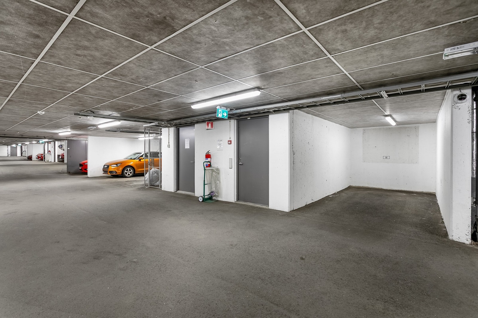 I garasjeanlegg under bygget disponerer leiligheten fast biloppstillingsplass. Galleribilde