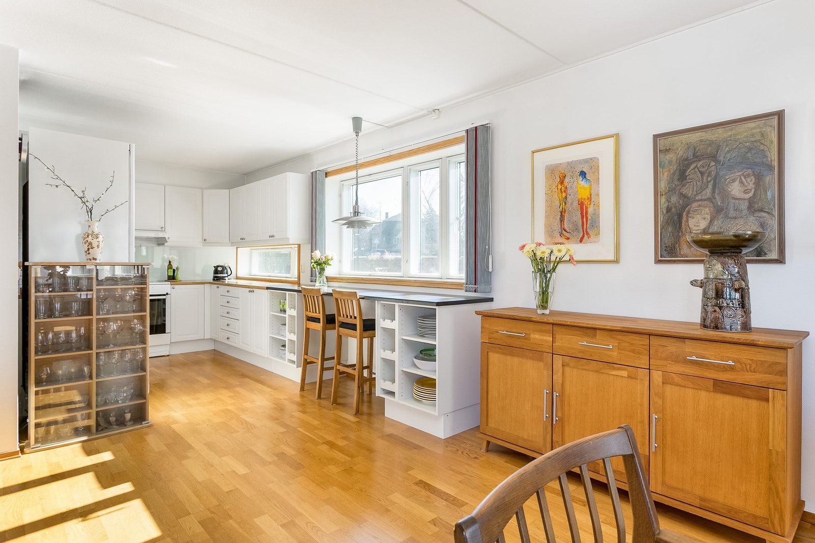 Kjøkkeninnredningen er i likhet med overflatene og leilighetens øvrige faste innredninger fra byggeåret og velholdt i forhold til alder. Galleribilde