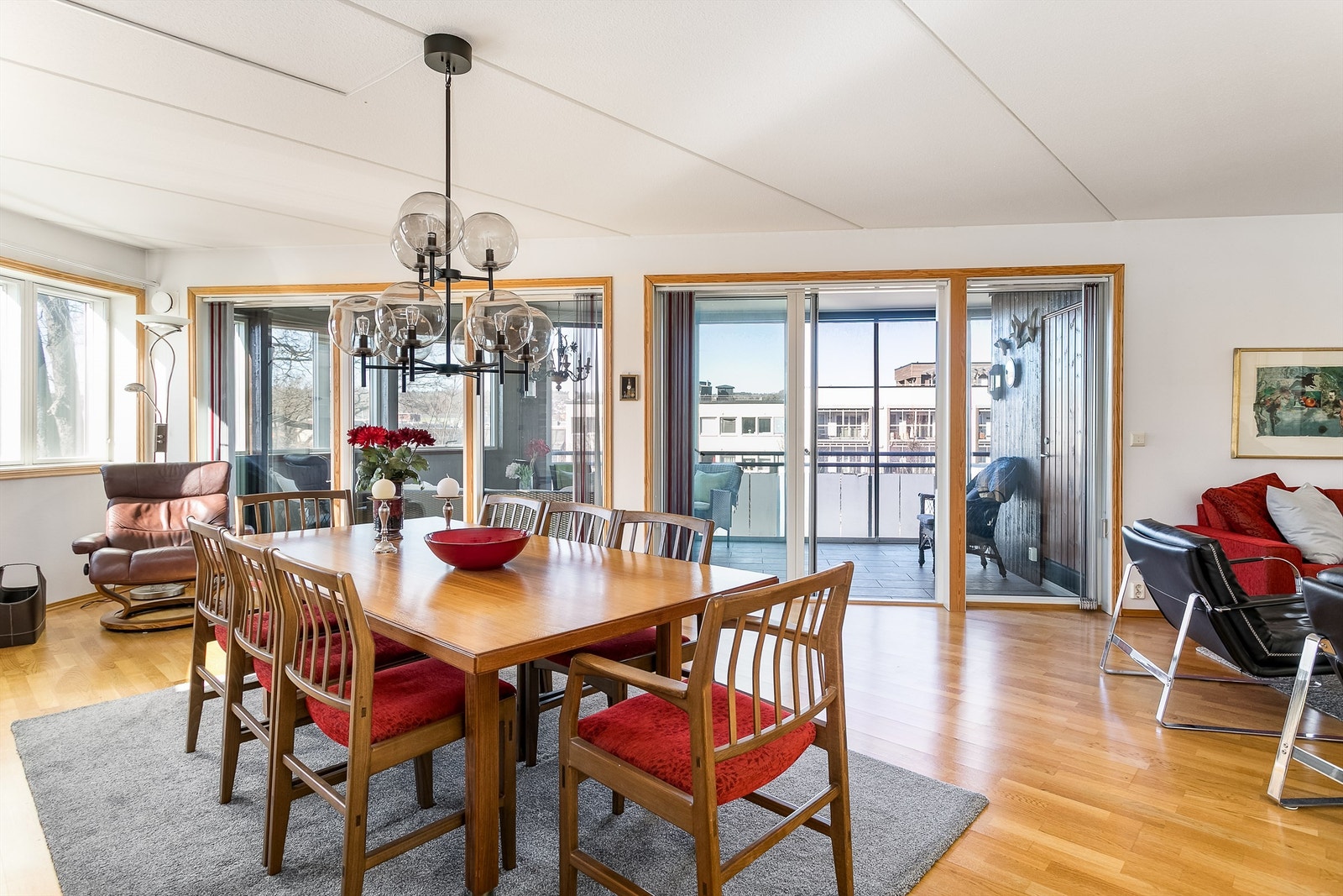 Når temperaturen tillater utgjør den store verandaen nærmest et ekstra rom i utenfor stuen. Galleribilde