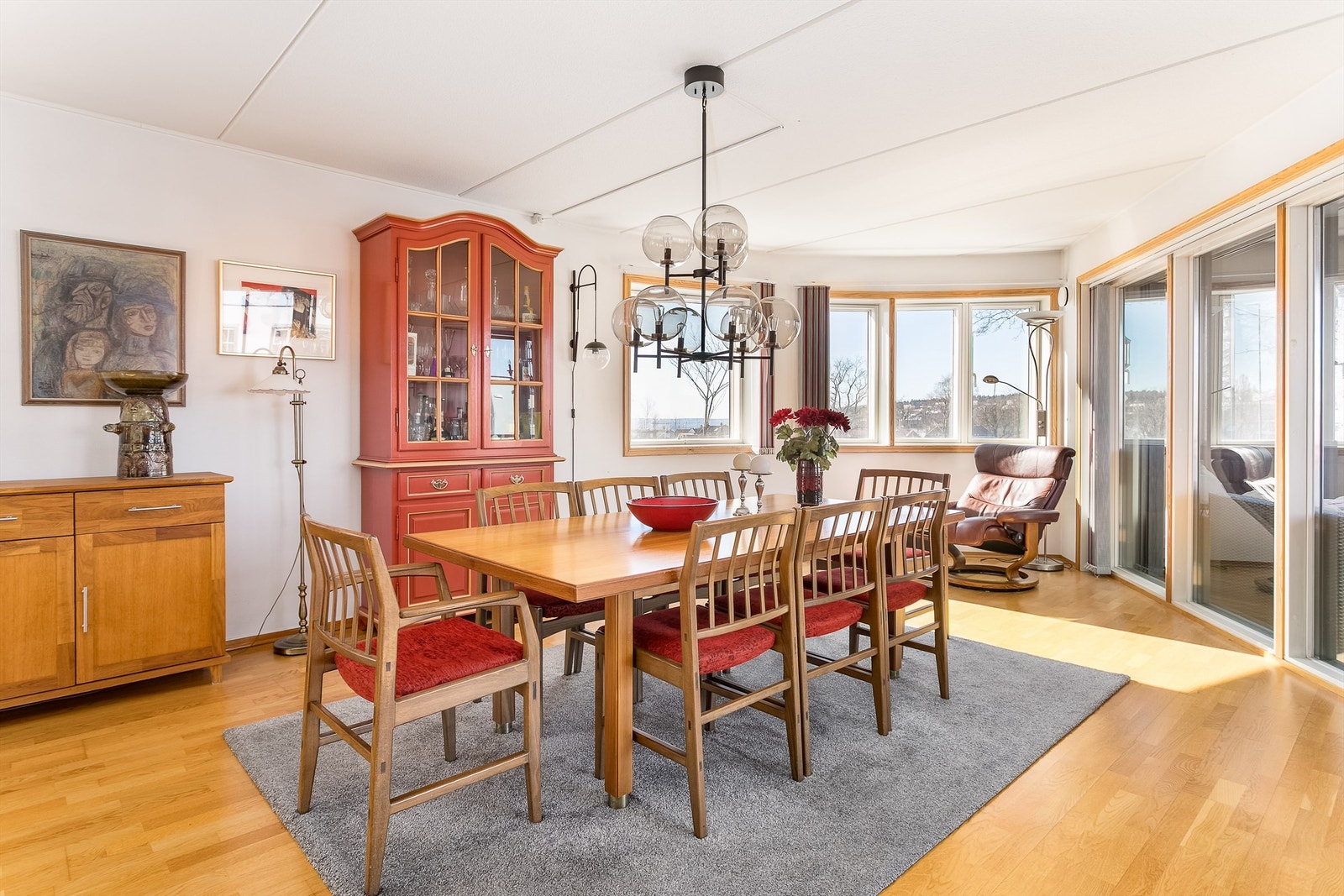 Vinduer på tre sider fyller stuen med sol og store mengder naturlig lys dagen gjennom. Alle er utstyrt med lamellgardiner. Galleribilde